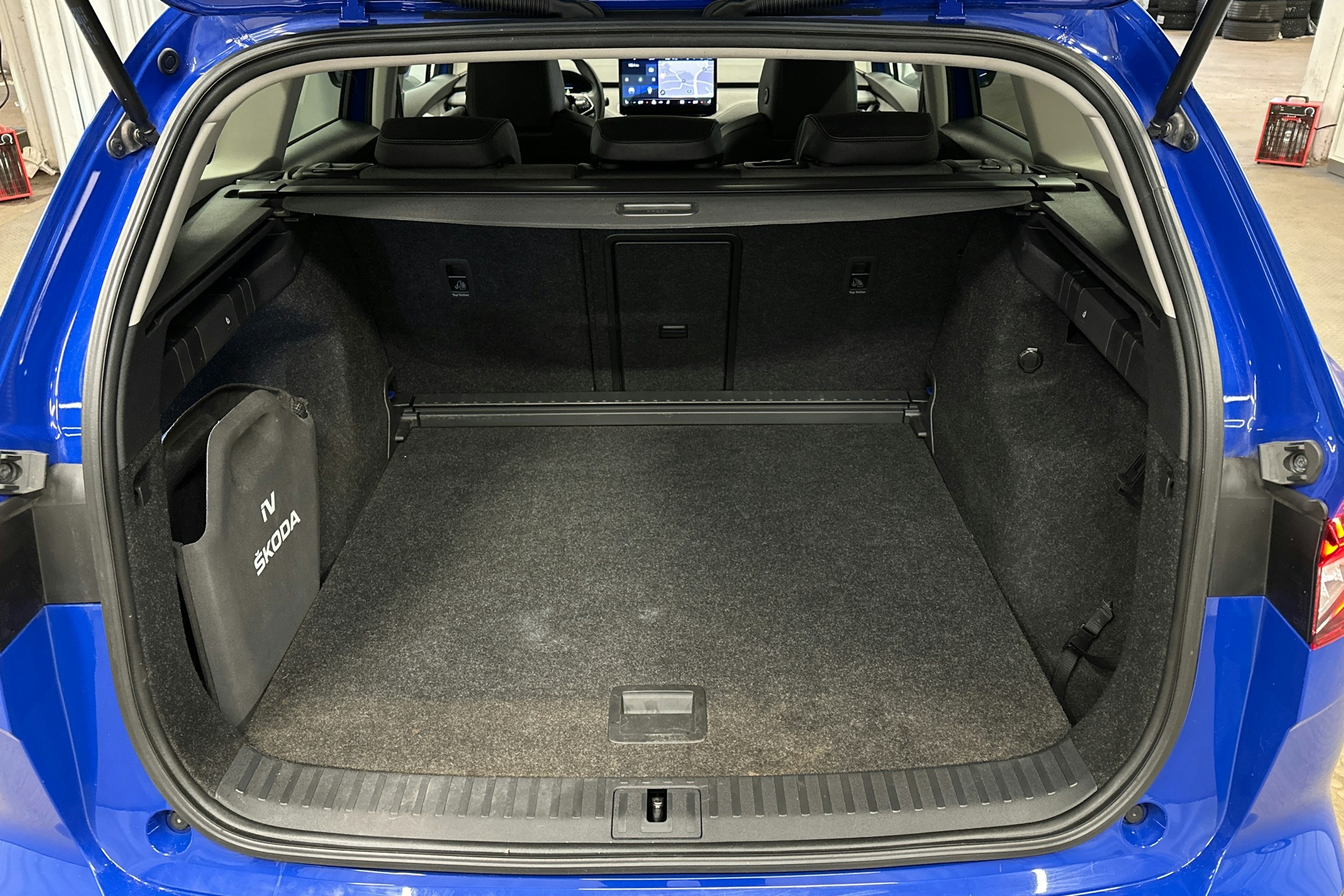 sininen Skoda Enyaq 2023 kuva 11.