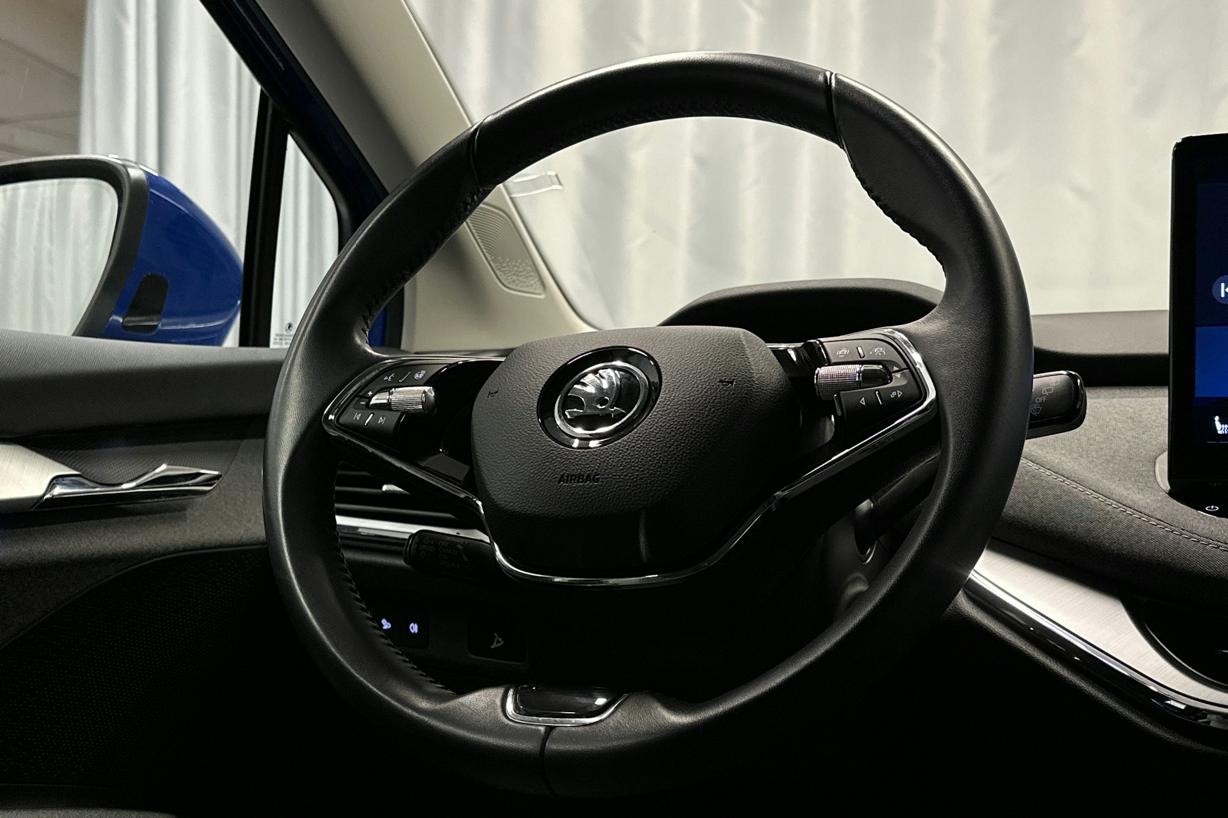 sininen Skoda Enyaq 2023 kuva 14.