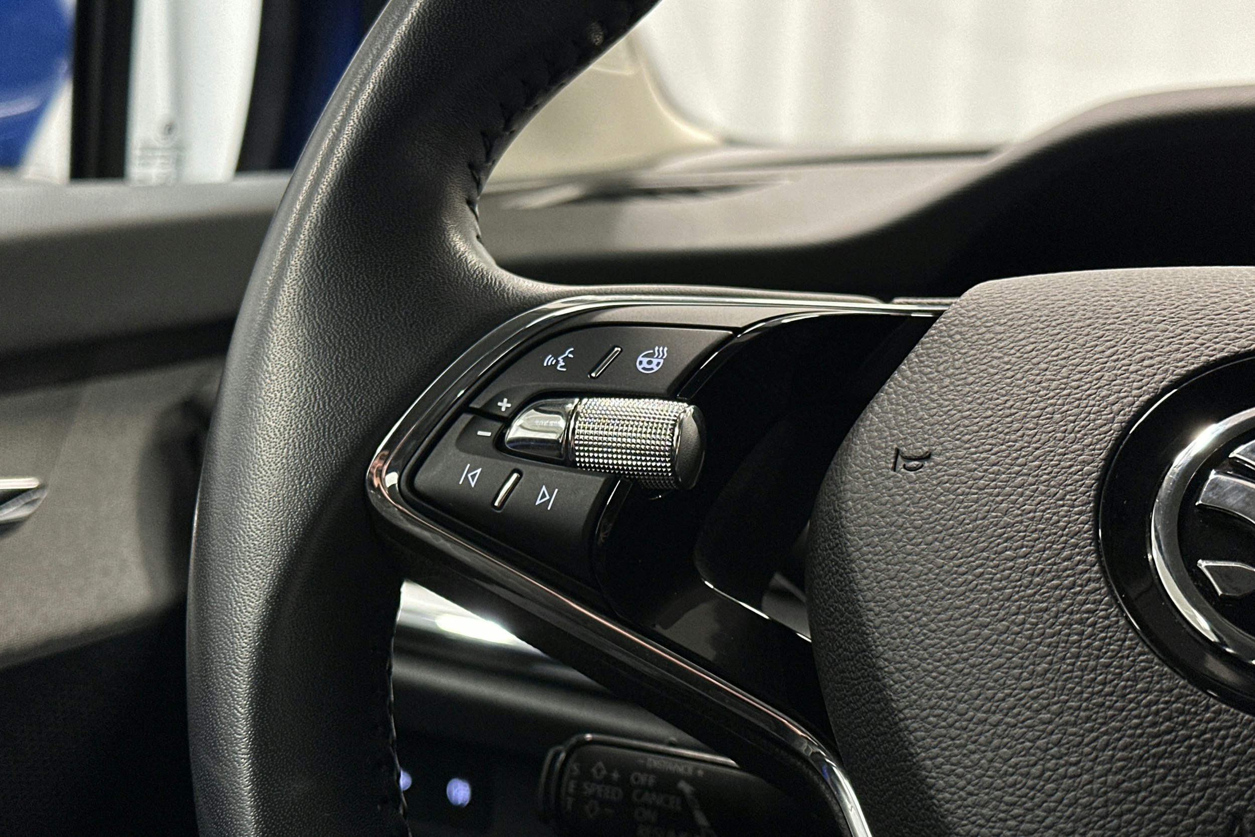 sininen Skoda Enyaq 2023 kuva 15.