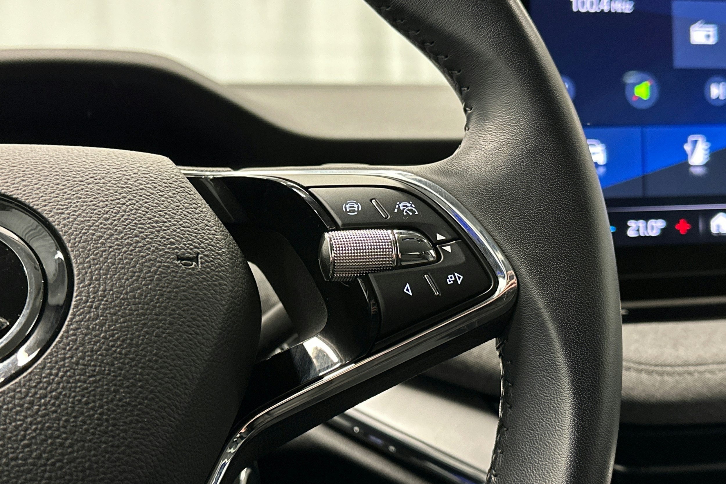 sininen Skoda Enyaq 2023 kuva 16.