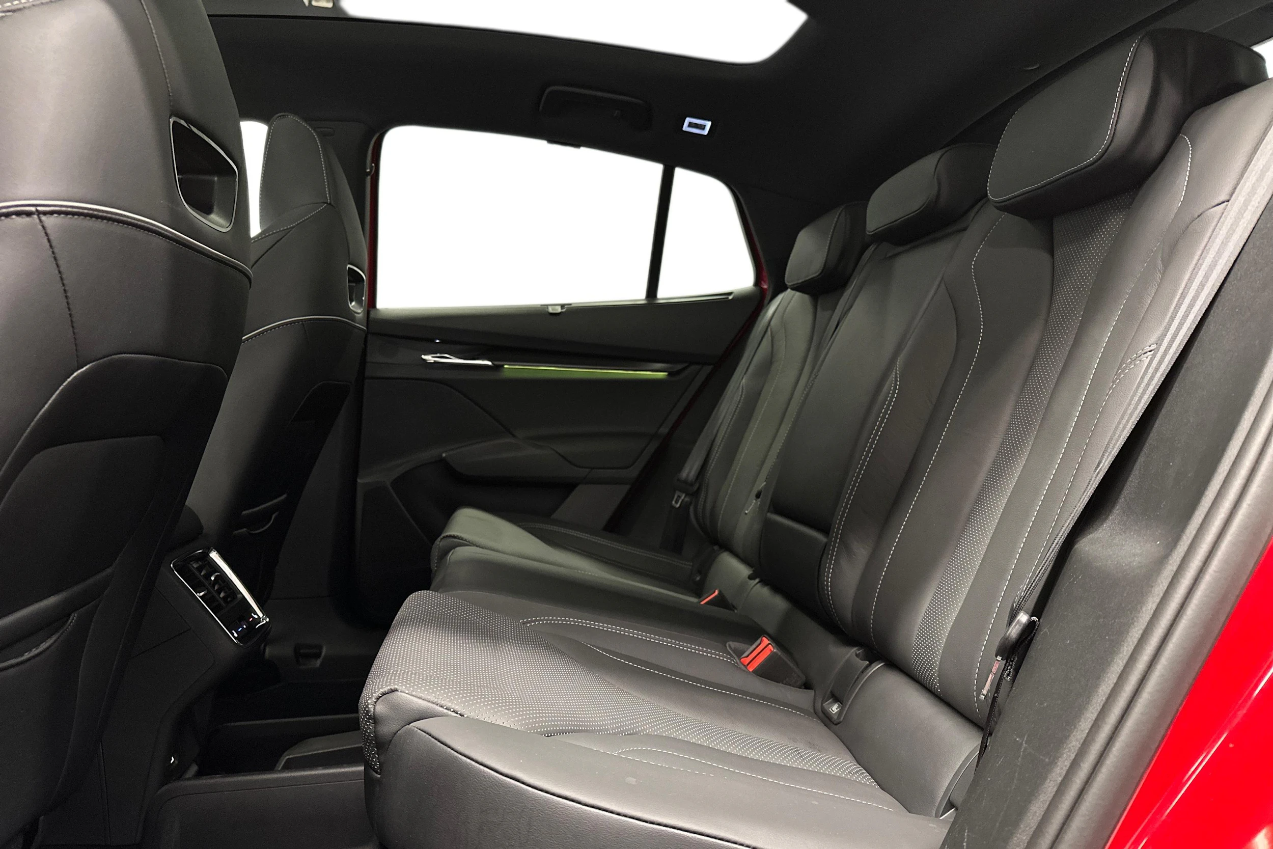 punainen Skoda Enyaq 2023 kuva 11.