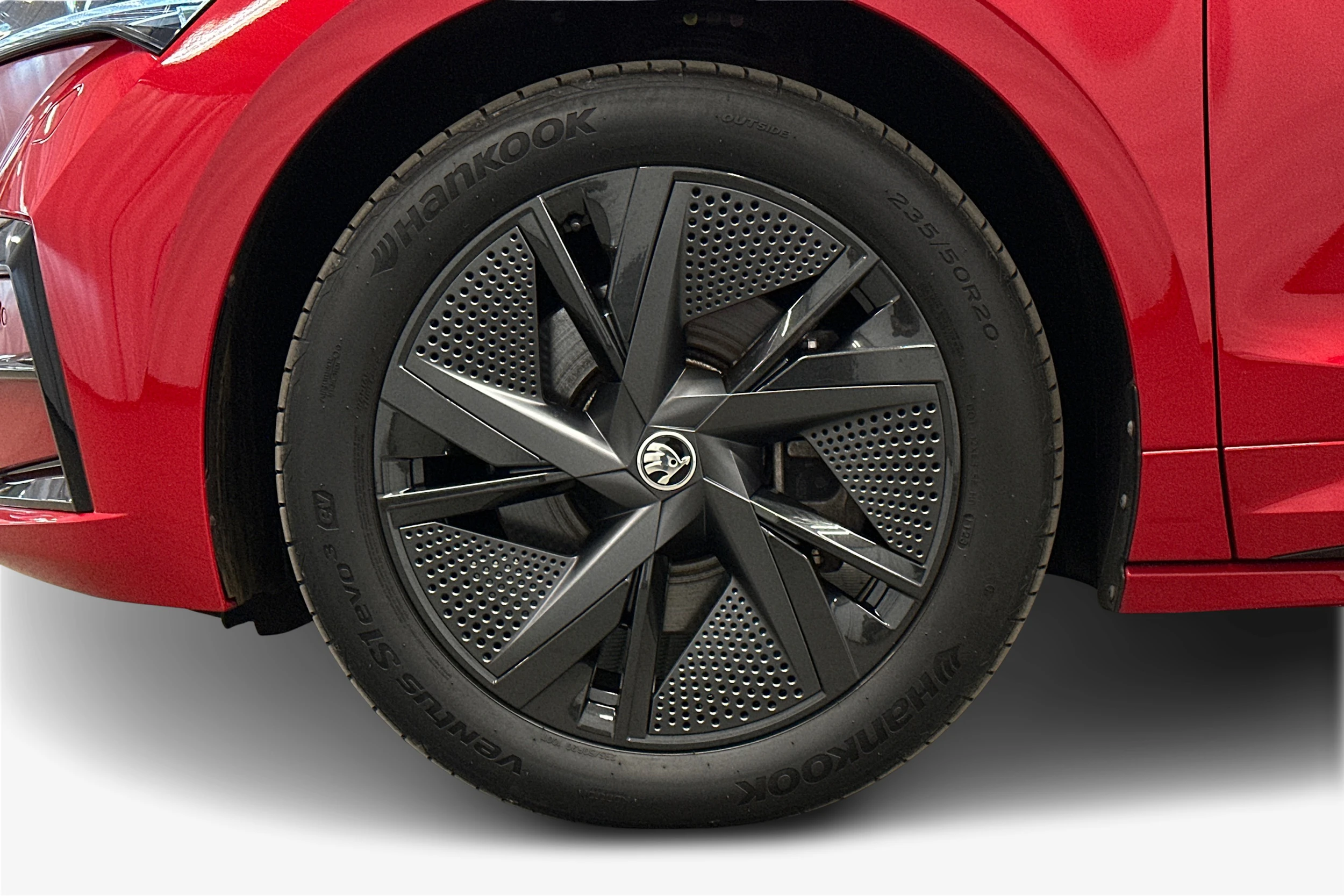 punainen Skoda Enyaq 2023 kuva 12.