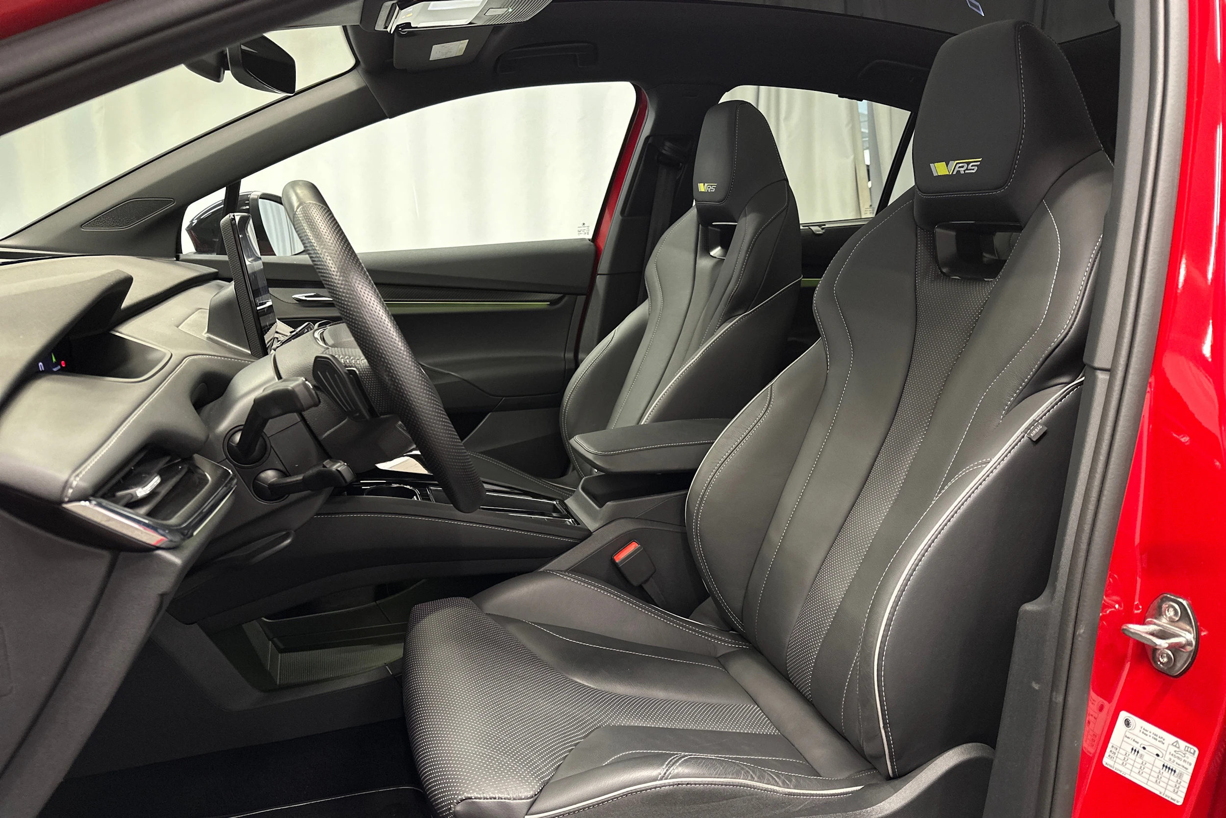punainen Skoda Enyaq 2023 kuva 19.
