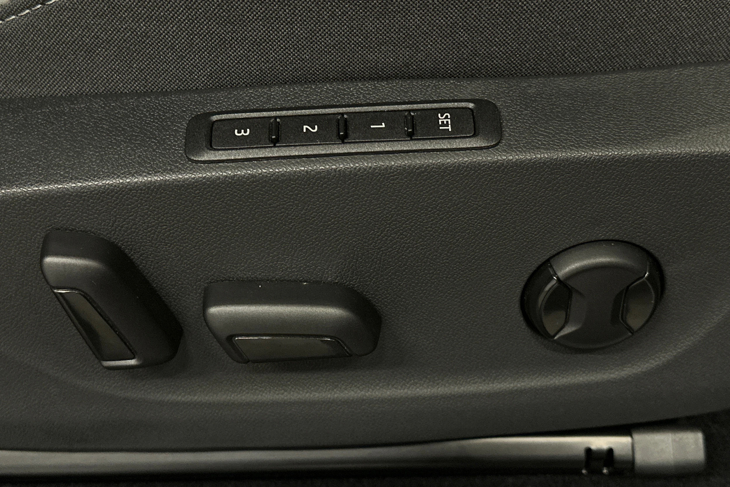 punainen Skoda Enyaq 2023 kuva 21.