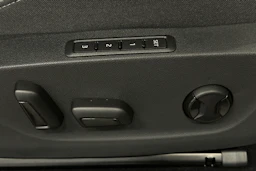 punainen Skoda Enyaq 2023 kuva 21.