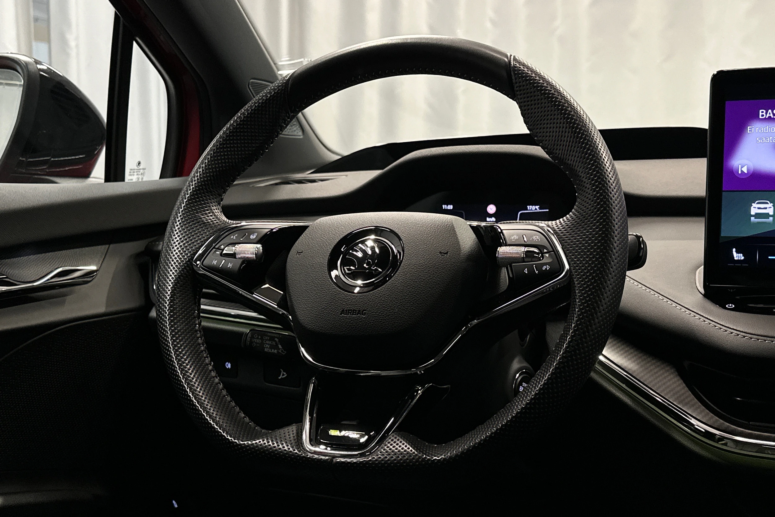 punainen Skoda Enyaq 2023 kuva 22.
