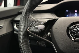 punainen Skoda Enyaq 2023 kuva 23.