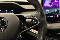 punainen Skoda Enyaq 2023 kuva 24.