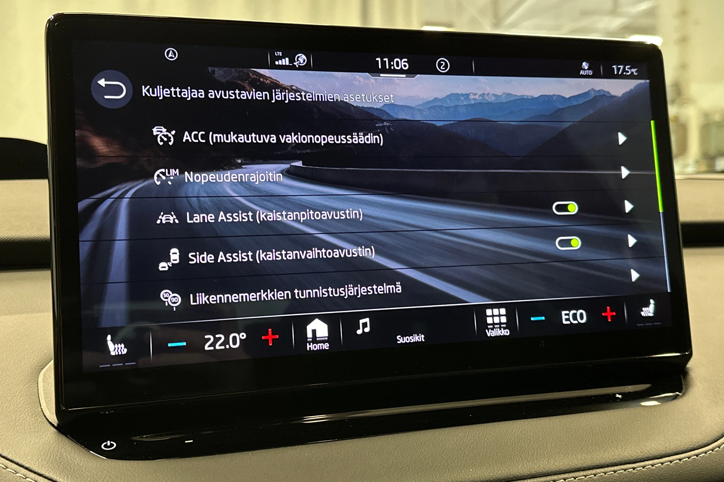 punainen Skoda Enyaq 2023 kuva 29.