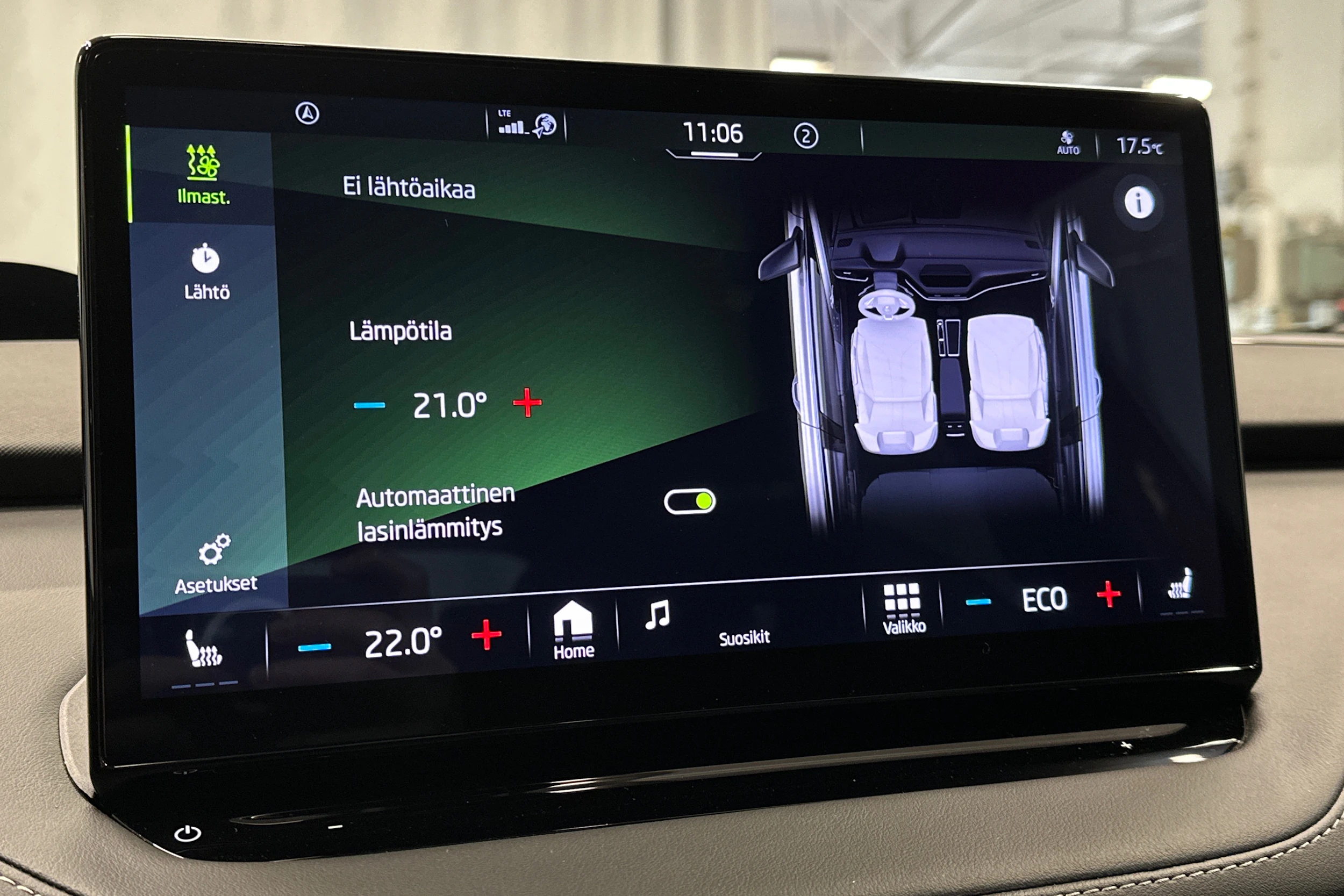 punainen Skoda Enyaq 2023 kuva 32.