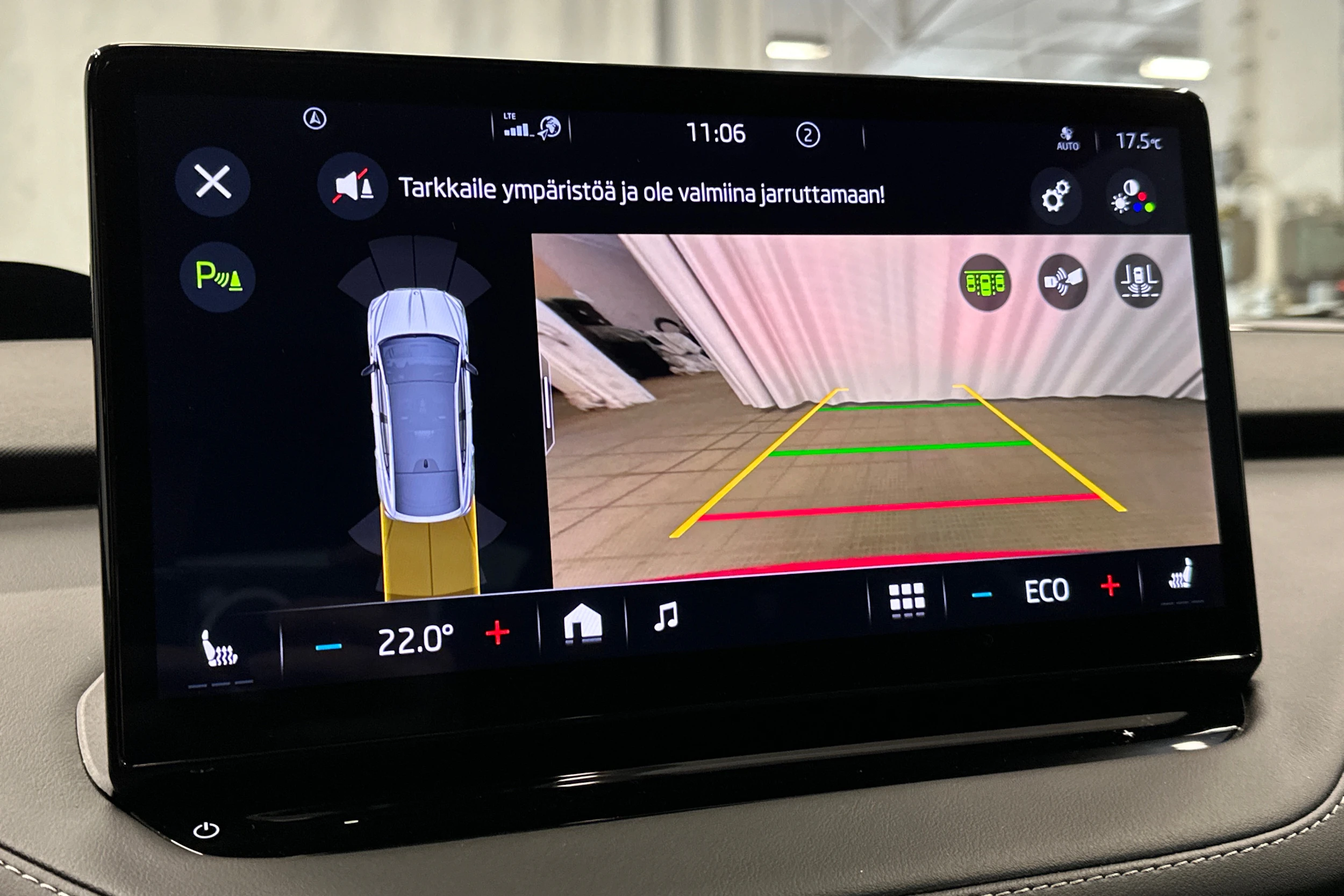 punainen Skoda Enyaq 2023 kuva 34.