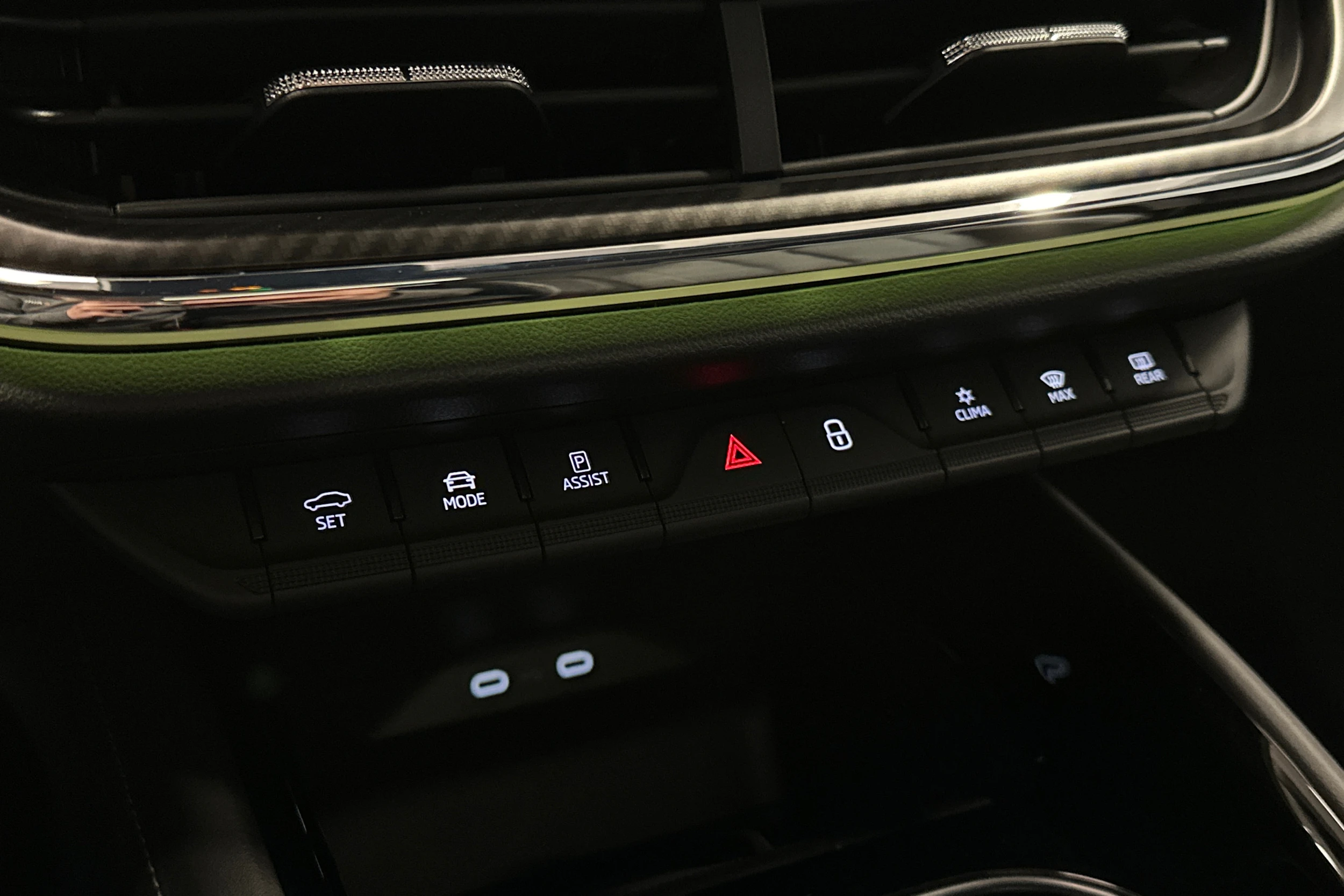 punainen Skoda Enyaq 2023 kuva 35.