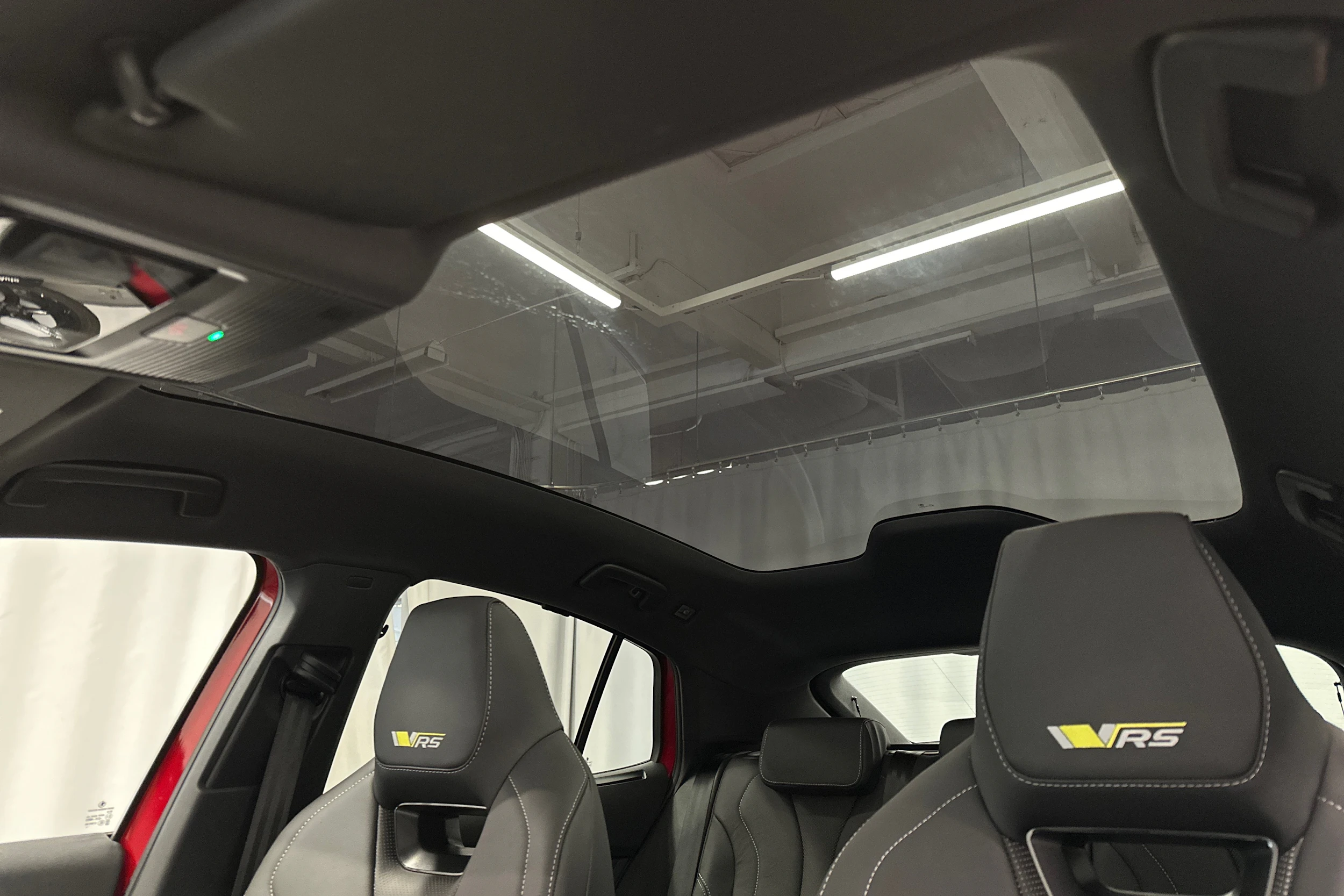 punainen Skoda Enyaq 2023 kuva 38.
