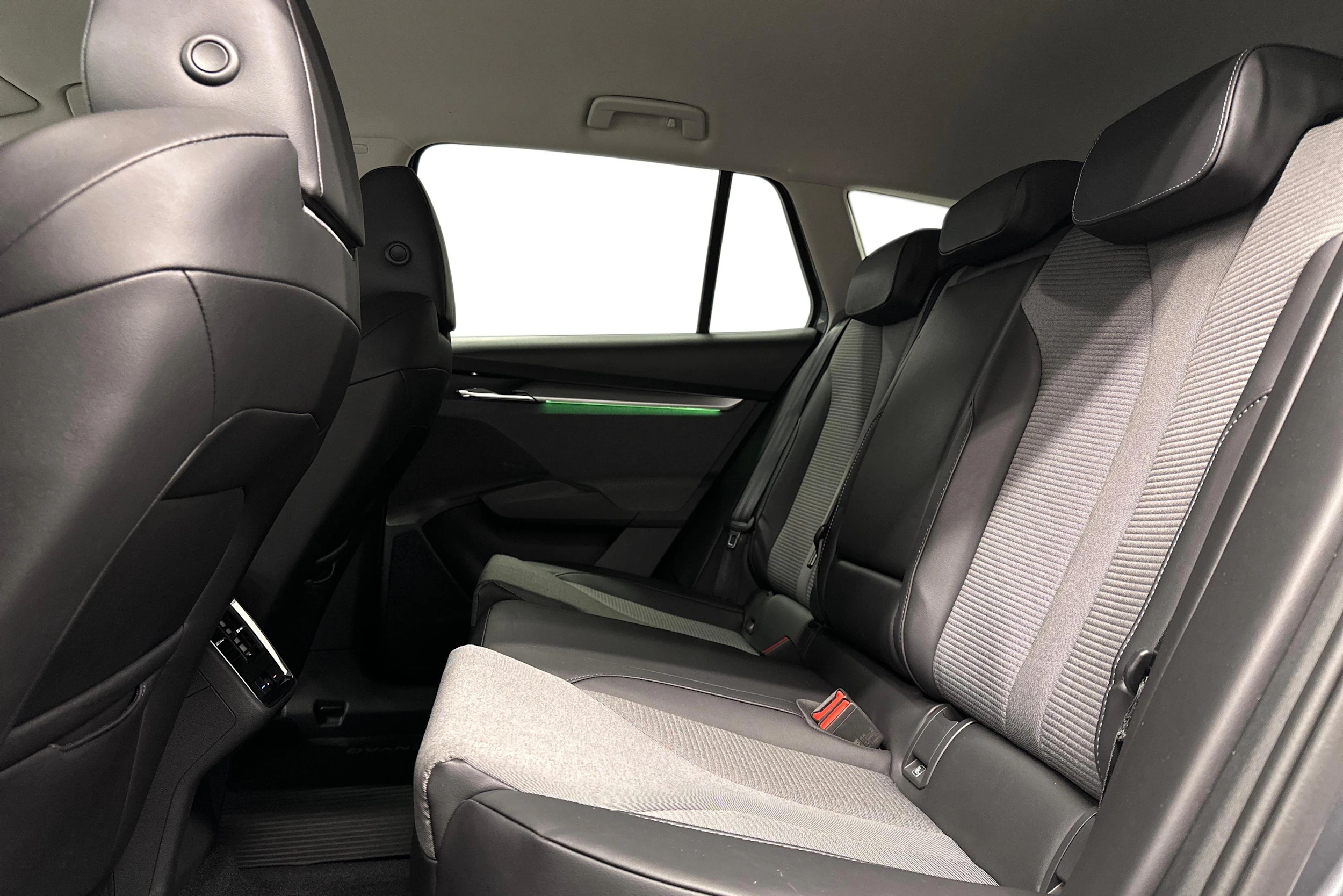 harmaa Skoda Enyaq 2023 kuva 11.