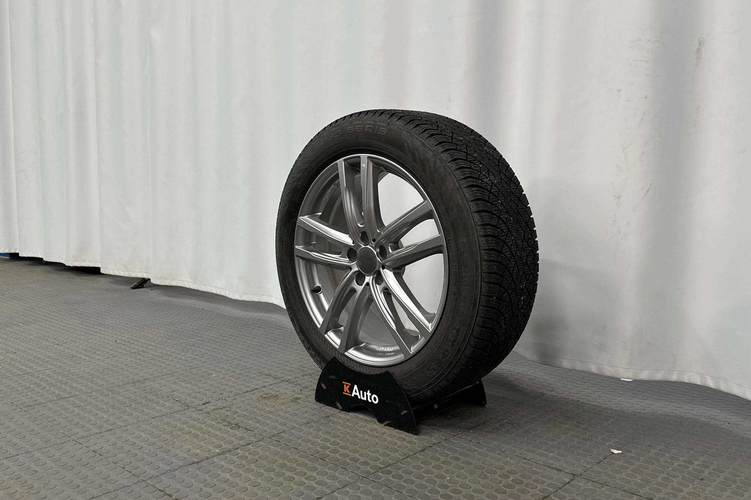 harmaa Skoda Enyaq 2023 kuva 13.
