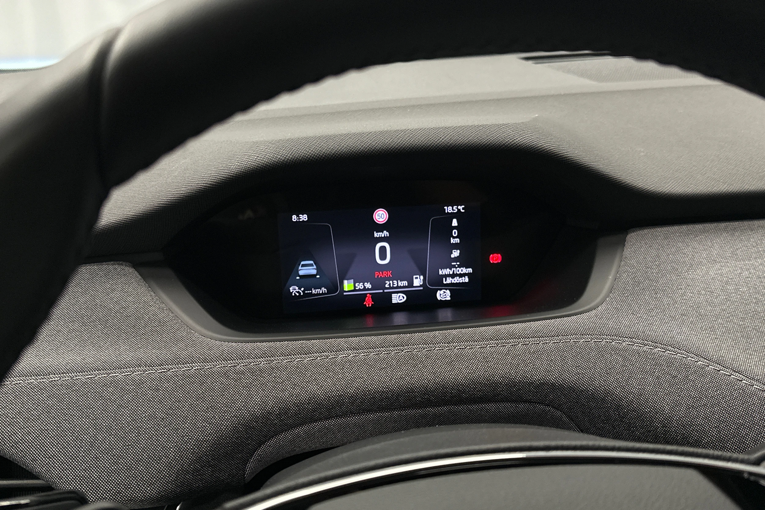 harmaa Skoda Enyaq 2023 kuva 17.