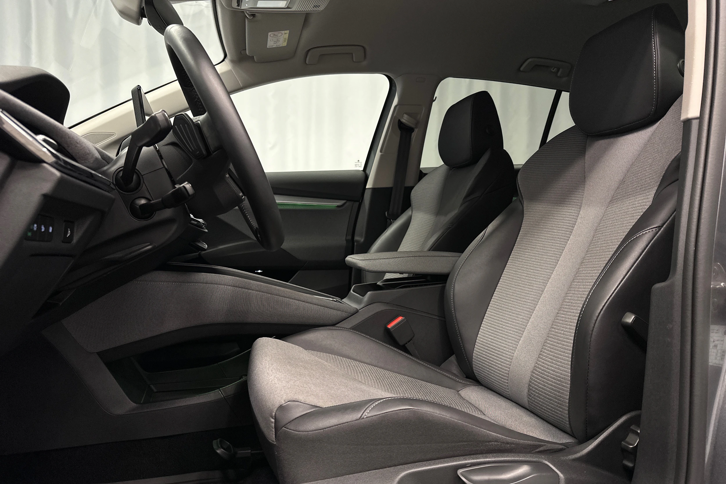 harmaa Skoda Enyaq 2023 kuva 25.