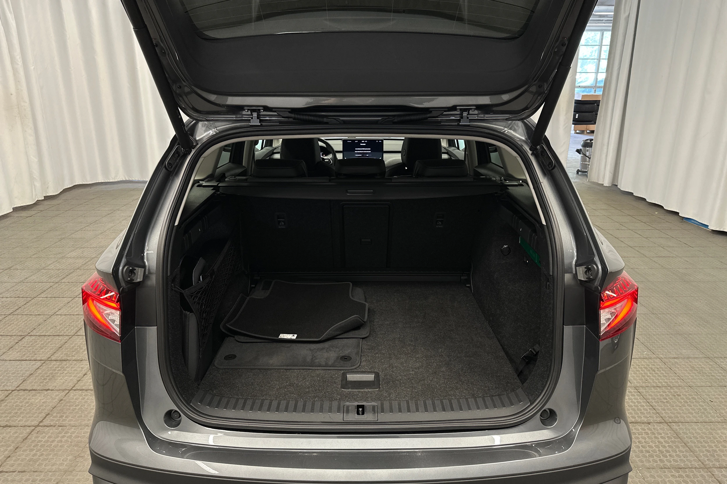 harmaa Skoda Enyaq 2023 kuva 27.