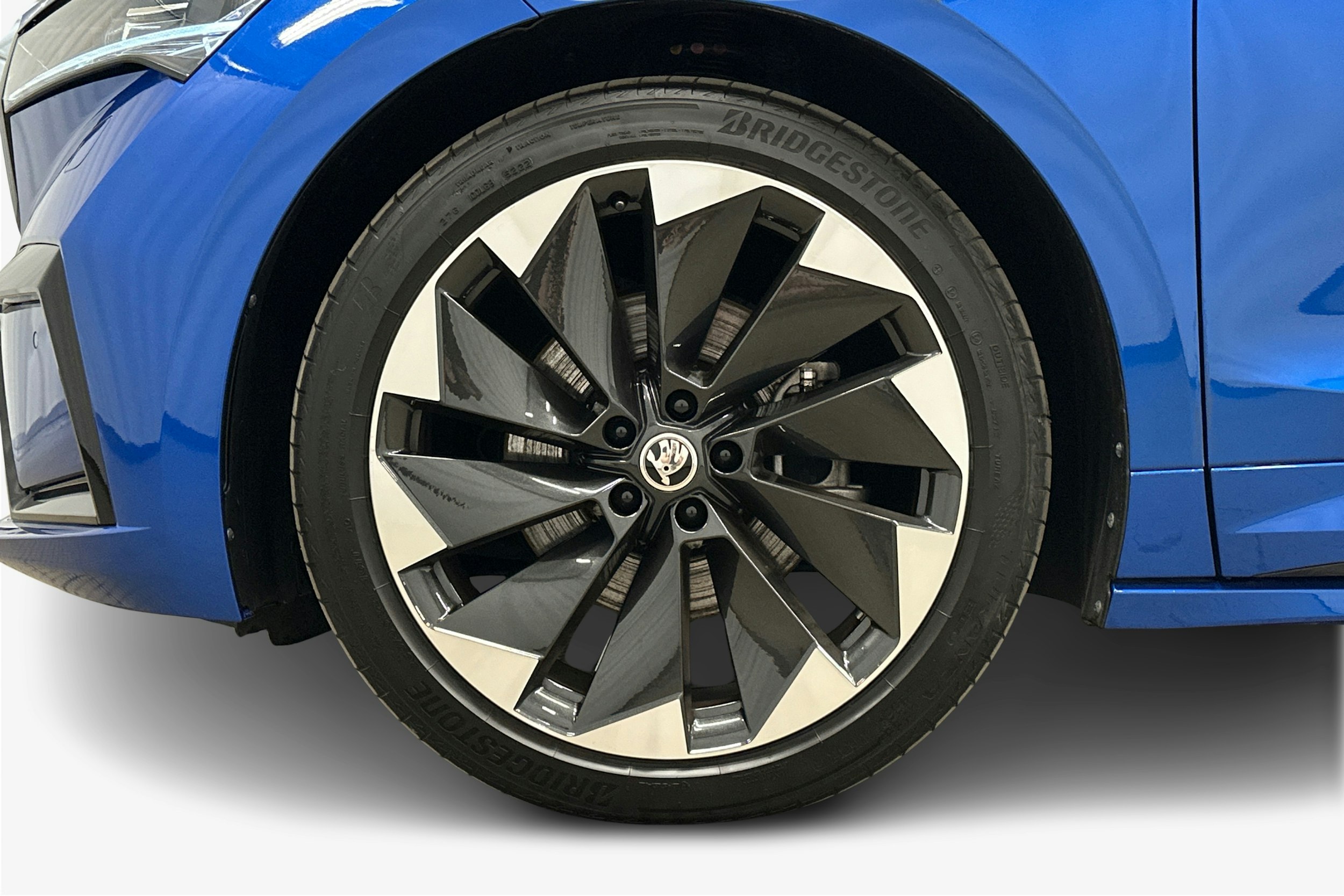sininen Skoda Enyaq 2023 kuva 9.