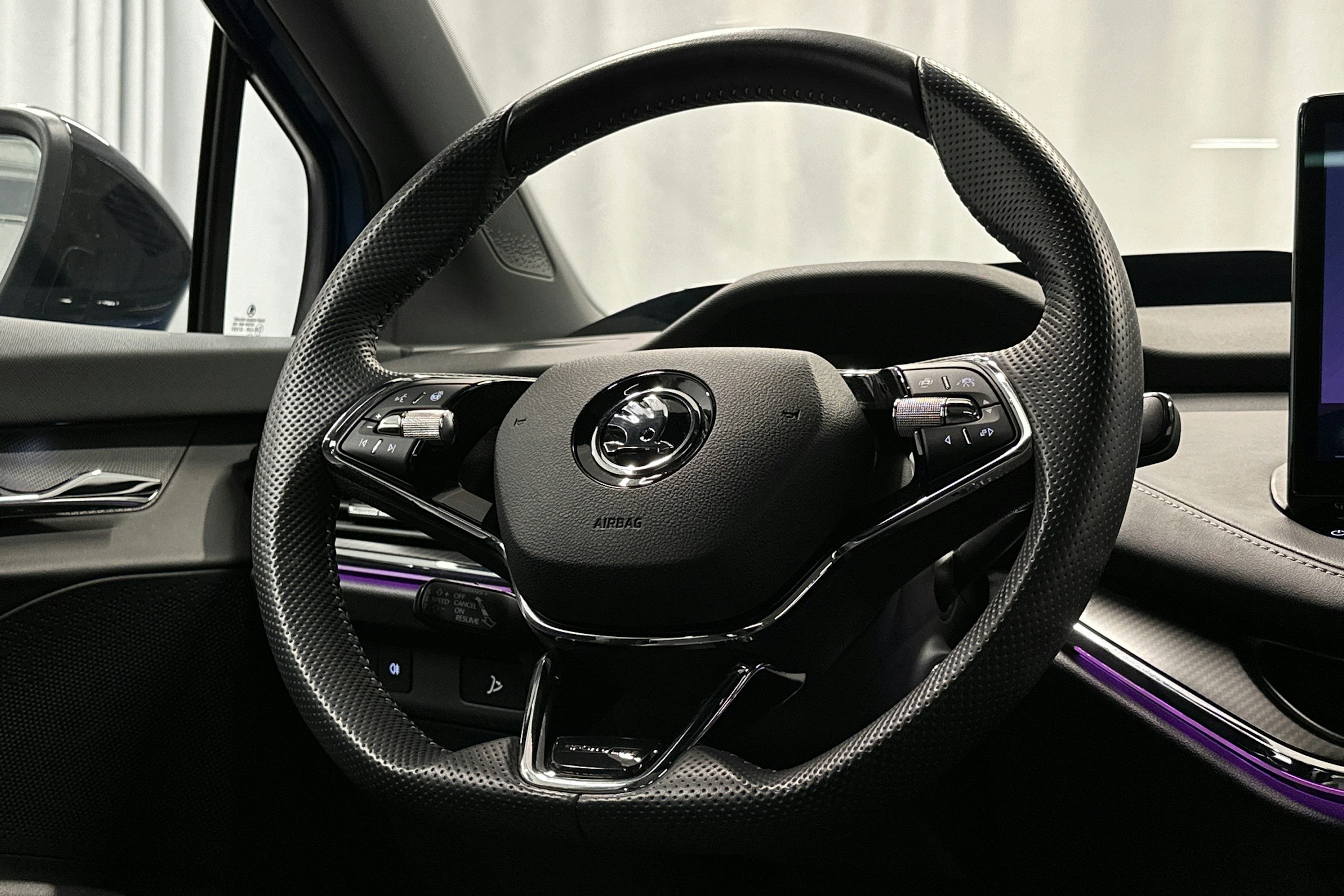 sininen Skoda Enyaq 2023 kuva 17.