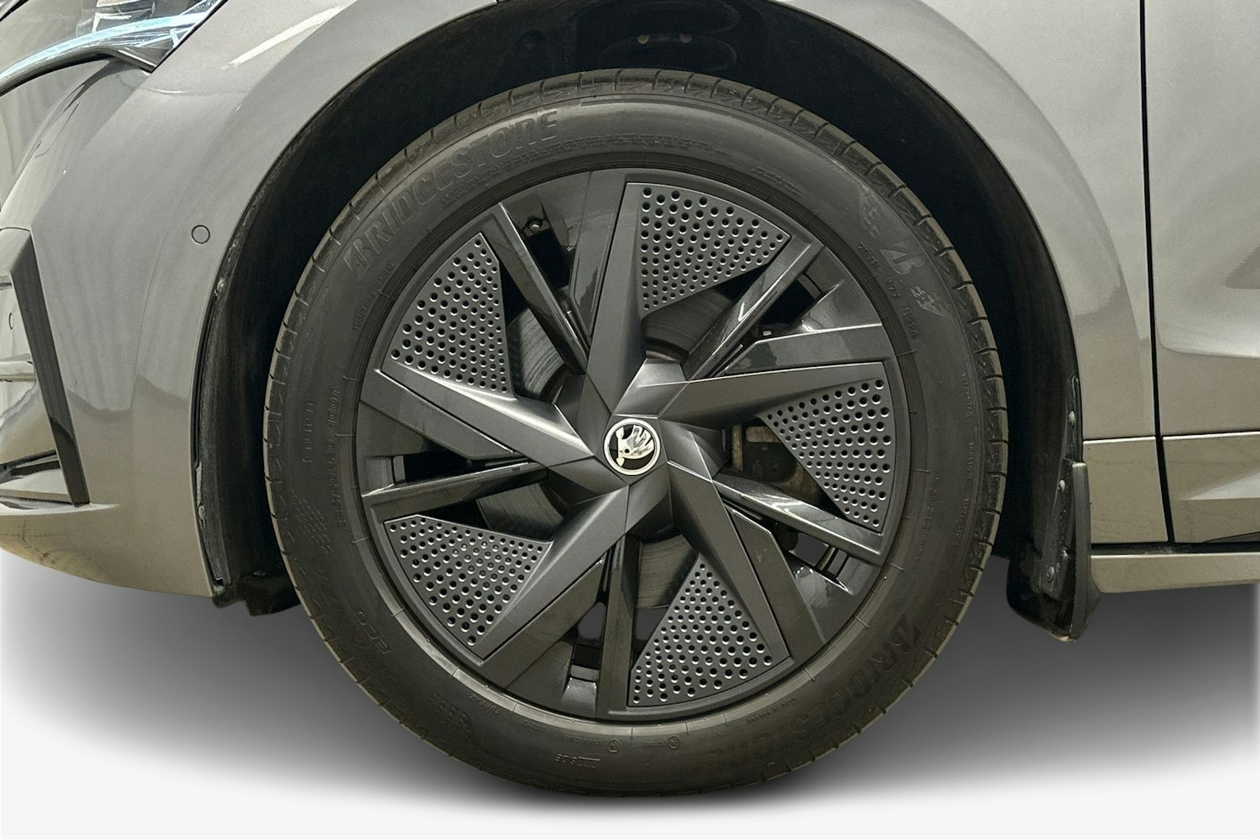 harmaa Skoda Enyaq 2023 kuva 9.