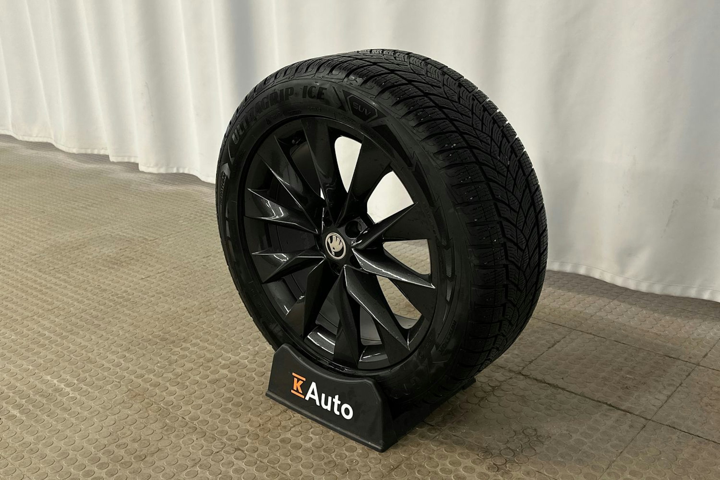 harmaa Skoda Enyaq 2023 kuva 10.