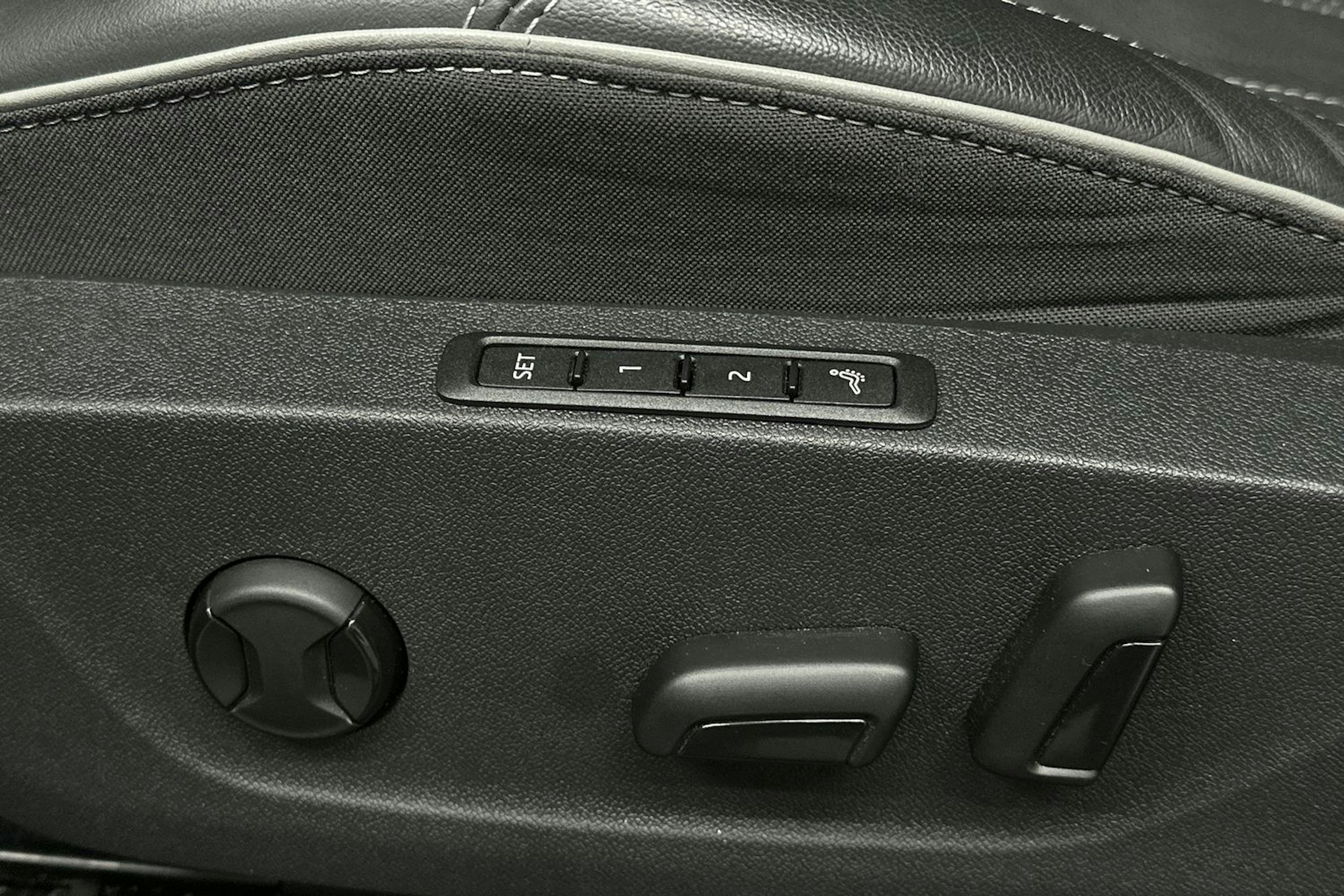 harmaa Skoda Enyaq 2023 kuva 14.