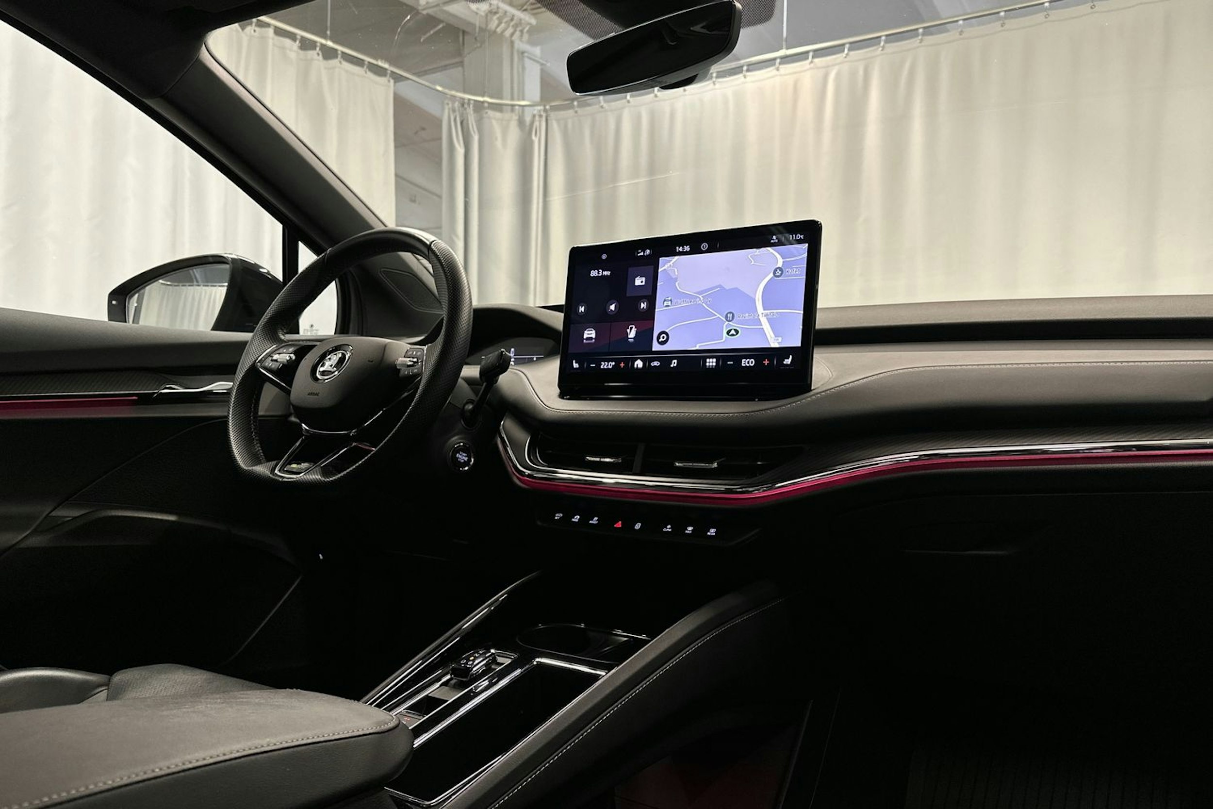 harmaa Skoda Enyaq 2023 kuva 30.