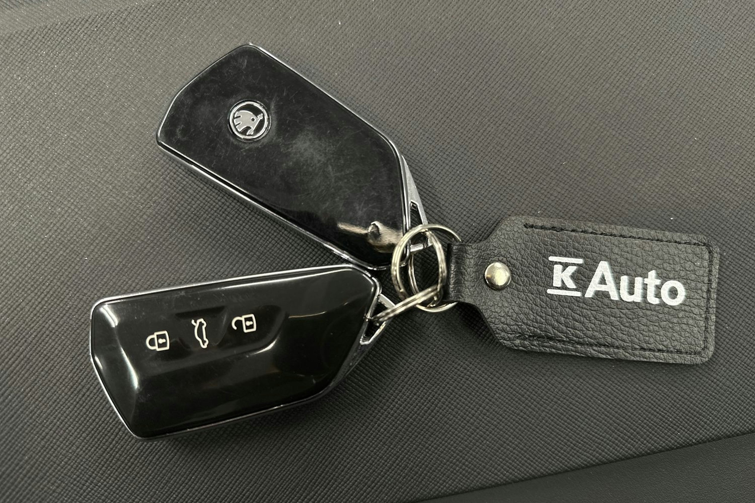 harmaa Skoda Enyaq 2023 kuva 33.