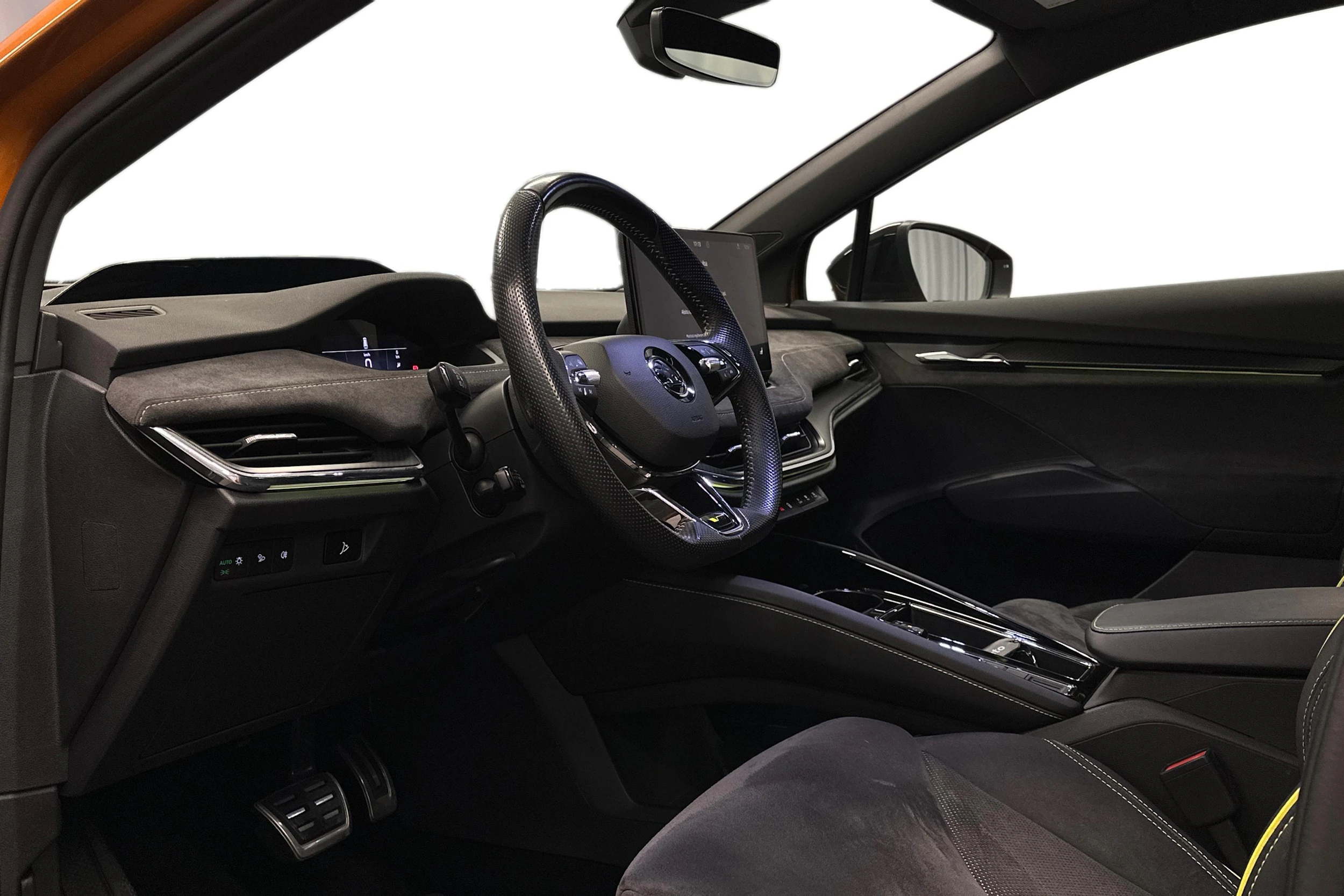 oranssi Skoda Enyaq 2023 kuva 8.
