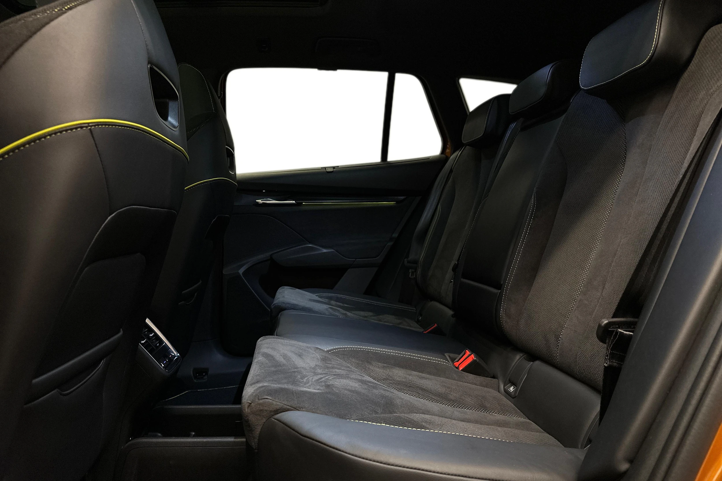 oranssi Skoda Enyaq 2023 kuva 11.