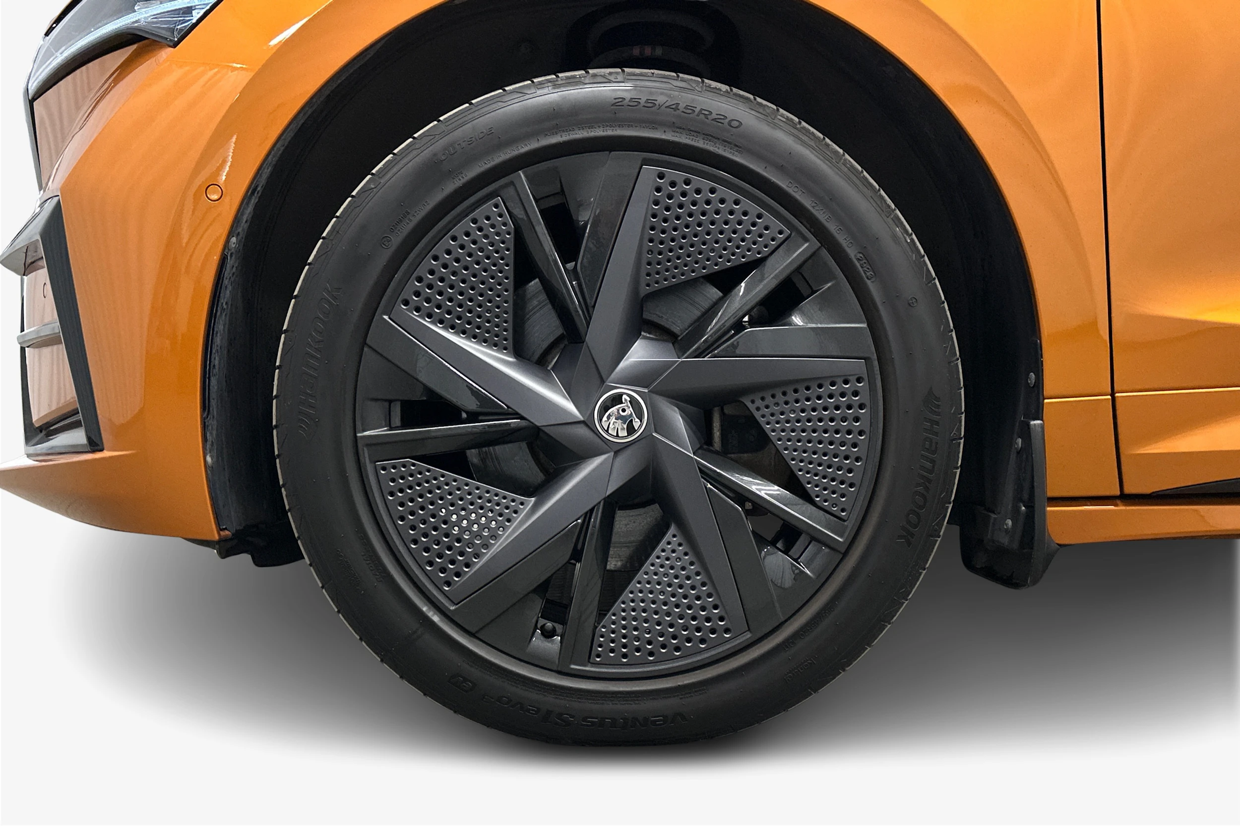 oranssi Skoda Enyaq 2023 kuva 12.
