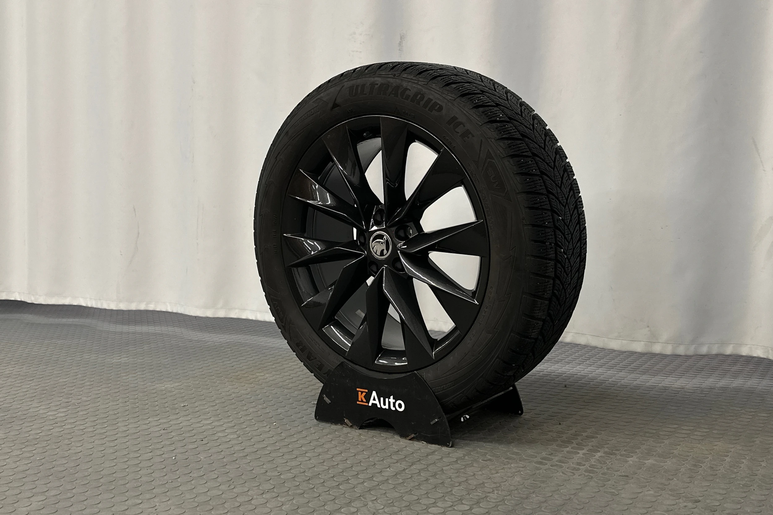 oranssi Skoda Enyaq 2023 kuva 13.