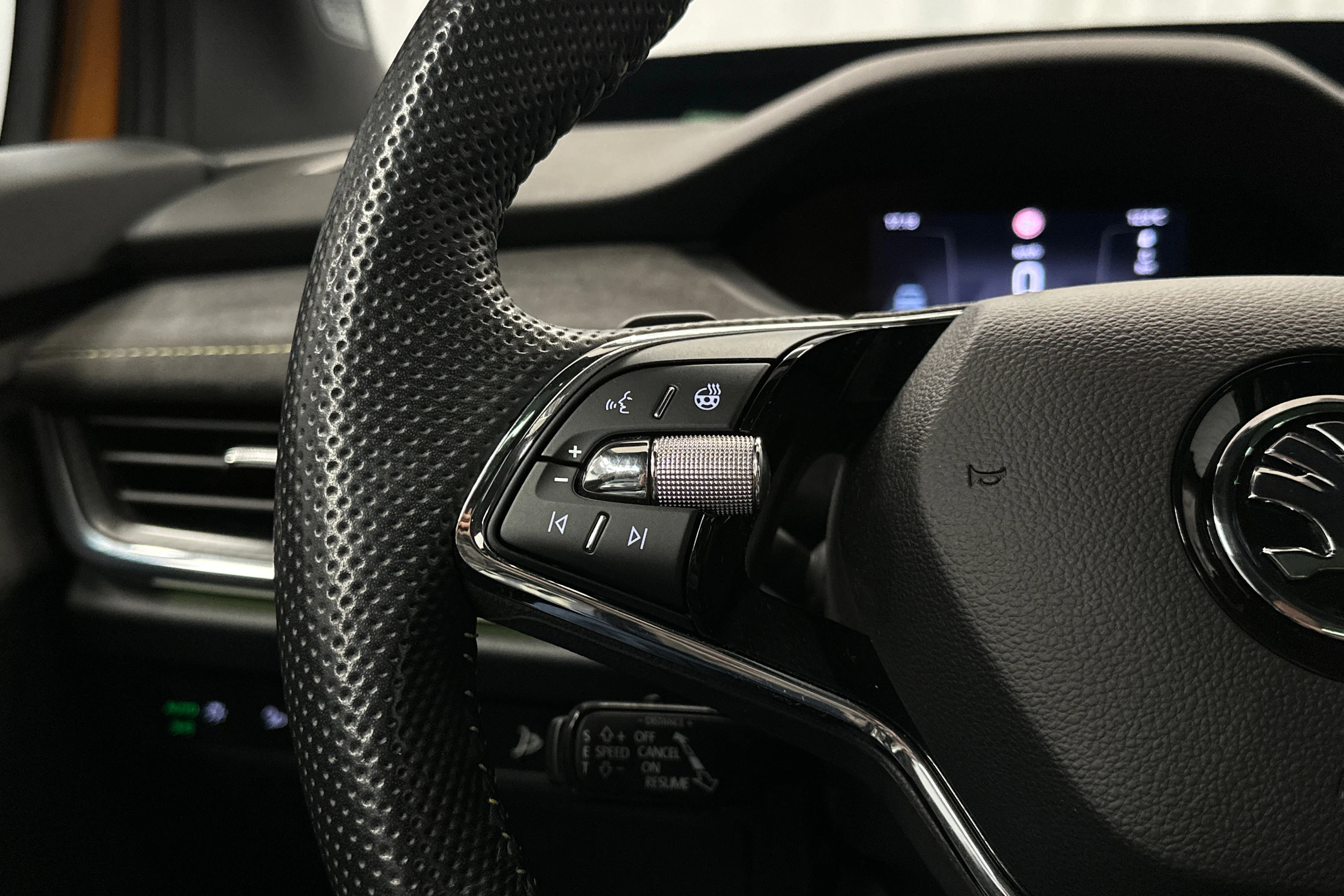 oranssi Skoda Enyaq 2023 kuva 15.