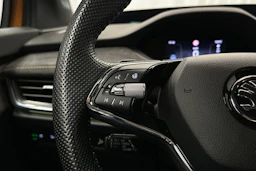 oranssi Skoda Enyaq 2023 kuva 15.