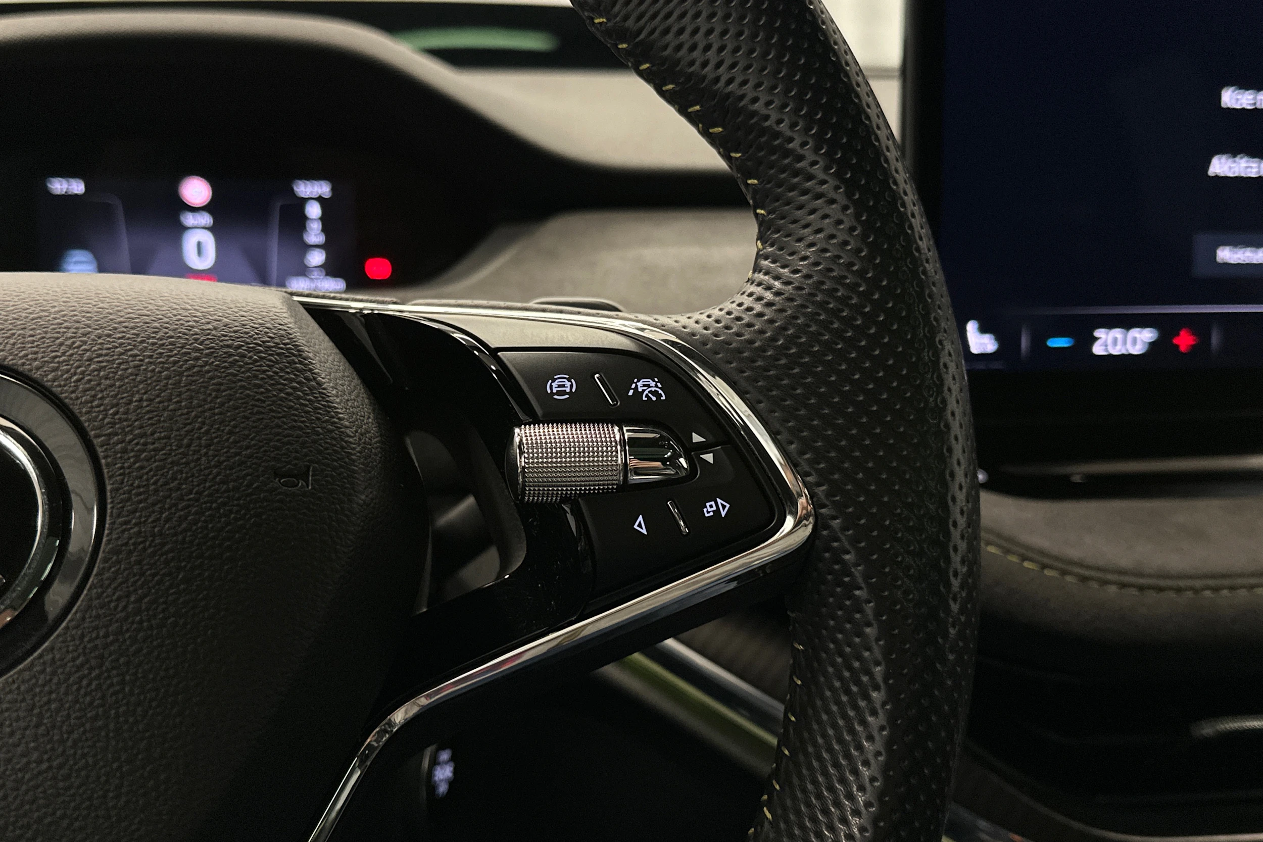 oranssi Skoda Enyaq 2023 kuva 16.