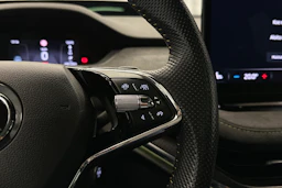 oranssi Skoda Enyaq 2023 kuva 16.