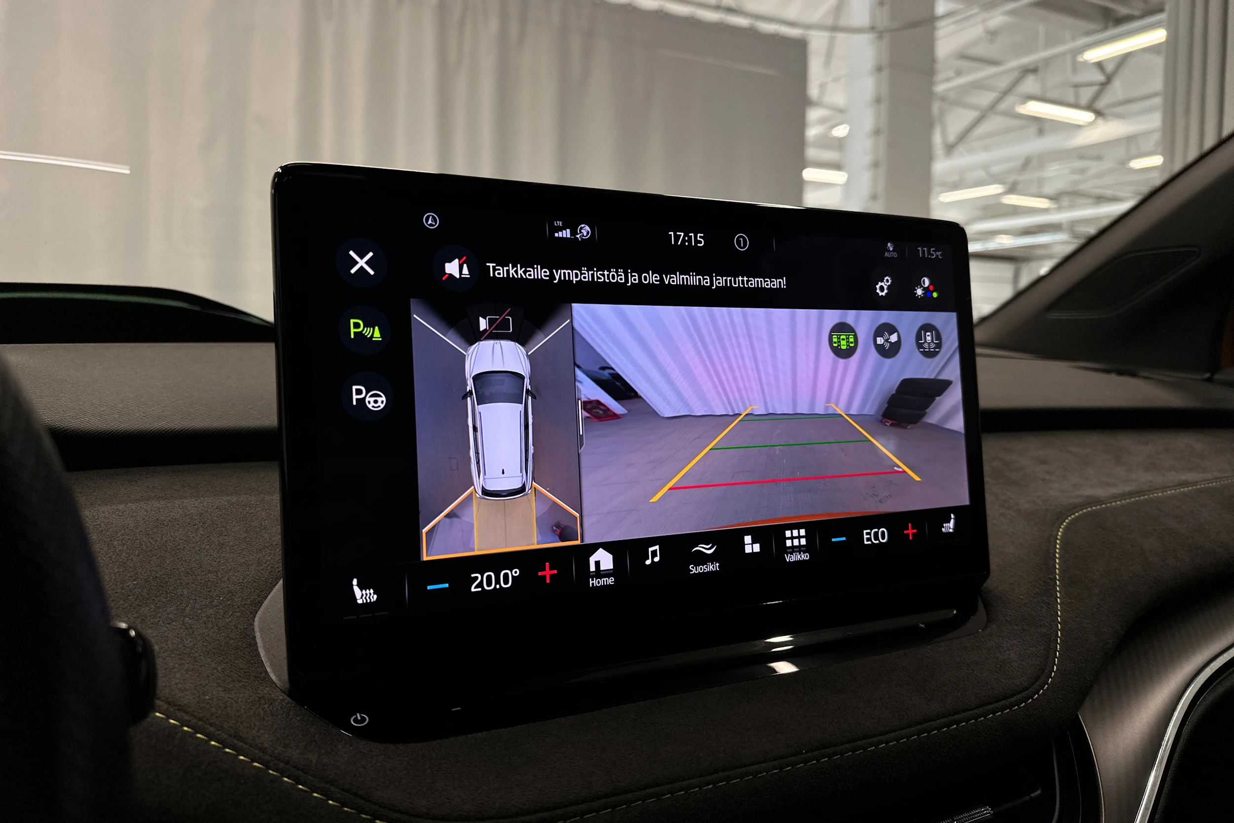 oranssi Skoda Enyaq 2023 kuva 20.