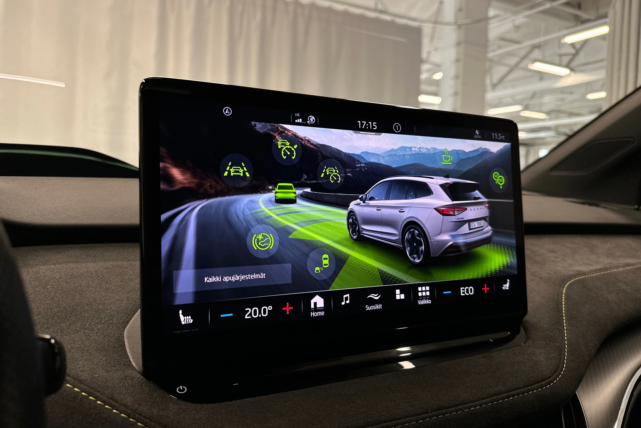 oranssi Skoda Enyaq 2023 kuva 22.