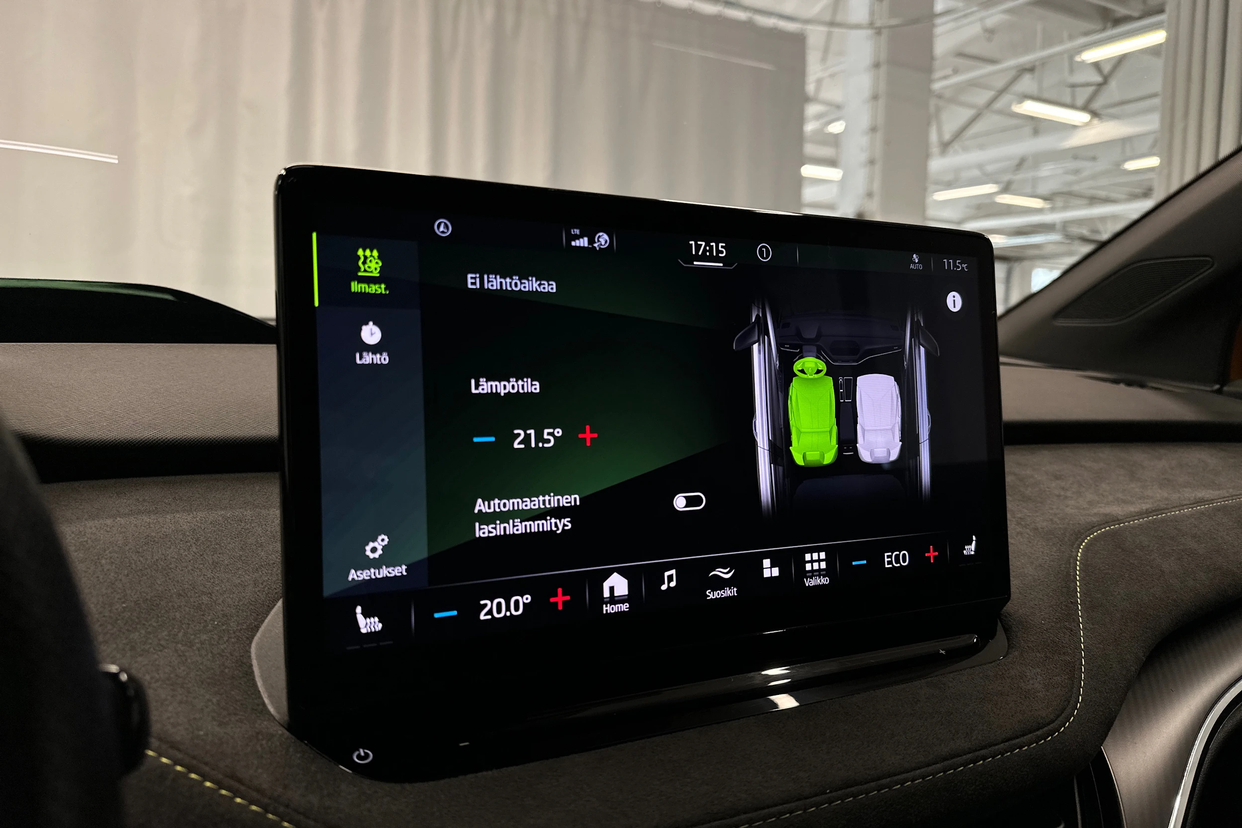 oranssi Skoda Enyaq 2023 kuva 23.