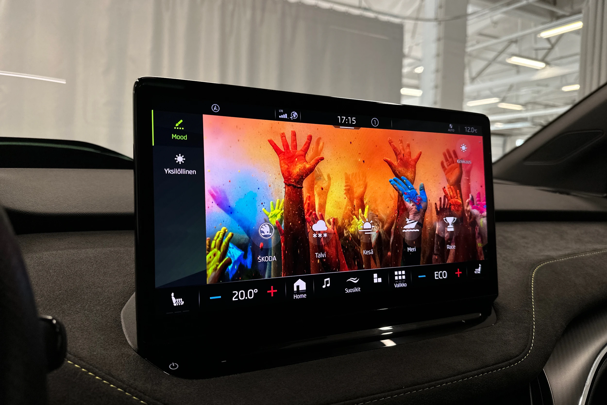 oranssi Skoda Enyaq 2023 kuva 24.