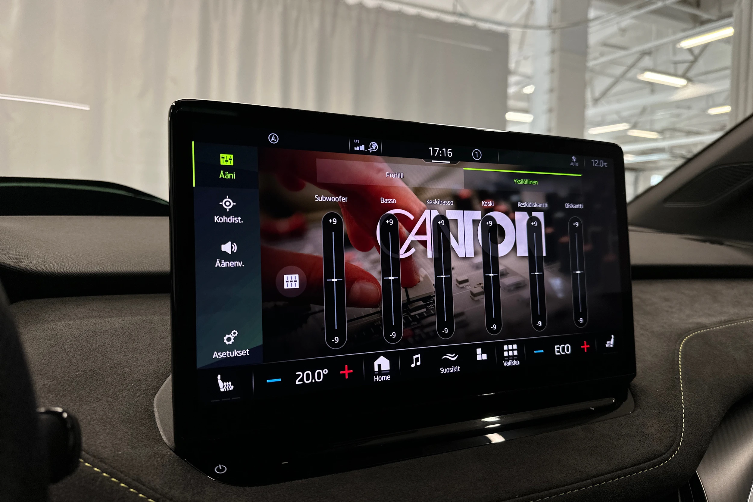 oranssi Skoda Enyaq 2023 kuva 25.