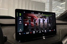 oranssi Skoda Enyaq 2023 kuva 25.