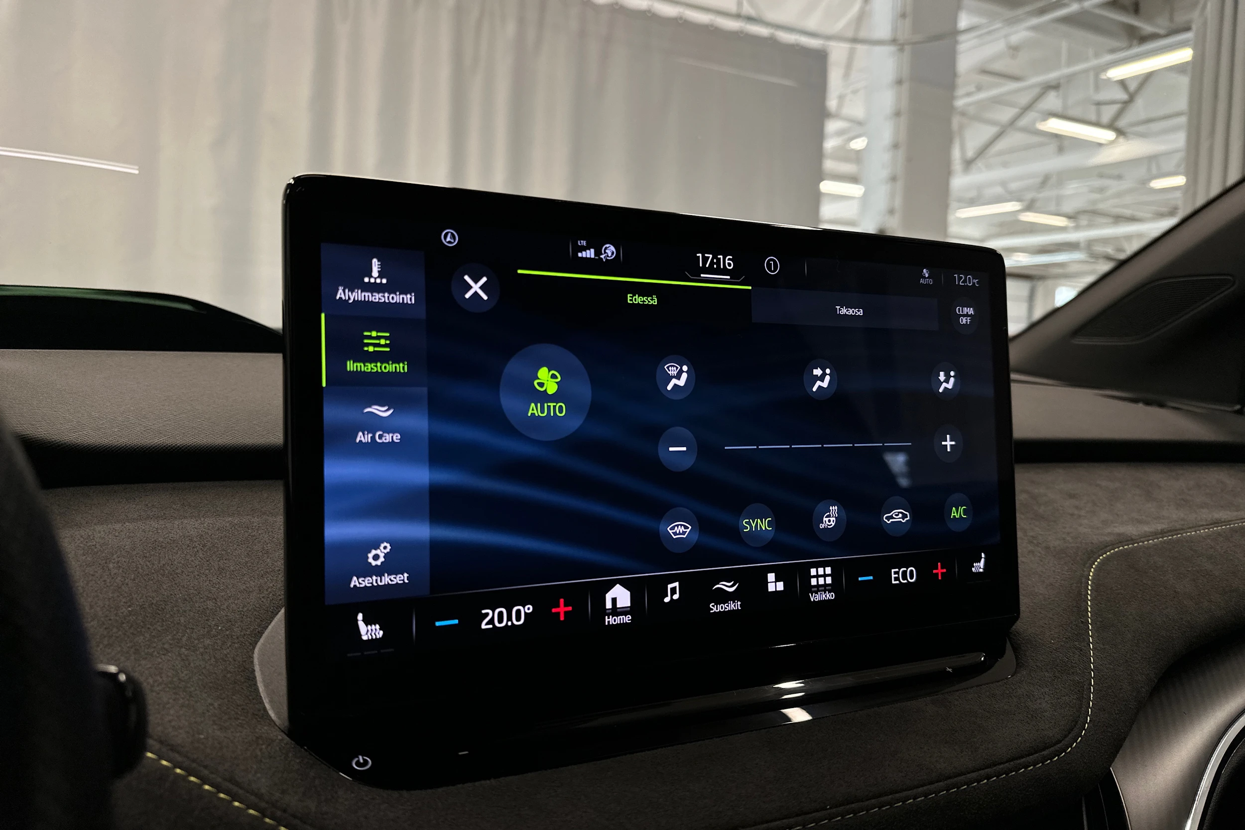 oranssi Skoda Enyaq 2023 kuva 26.