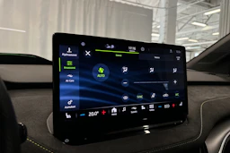 oranssi Skoda Enyaq 2023 kuva 26.