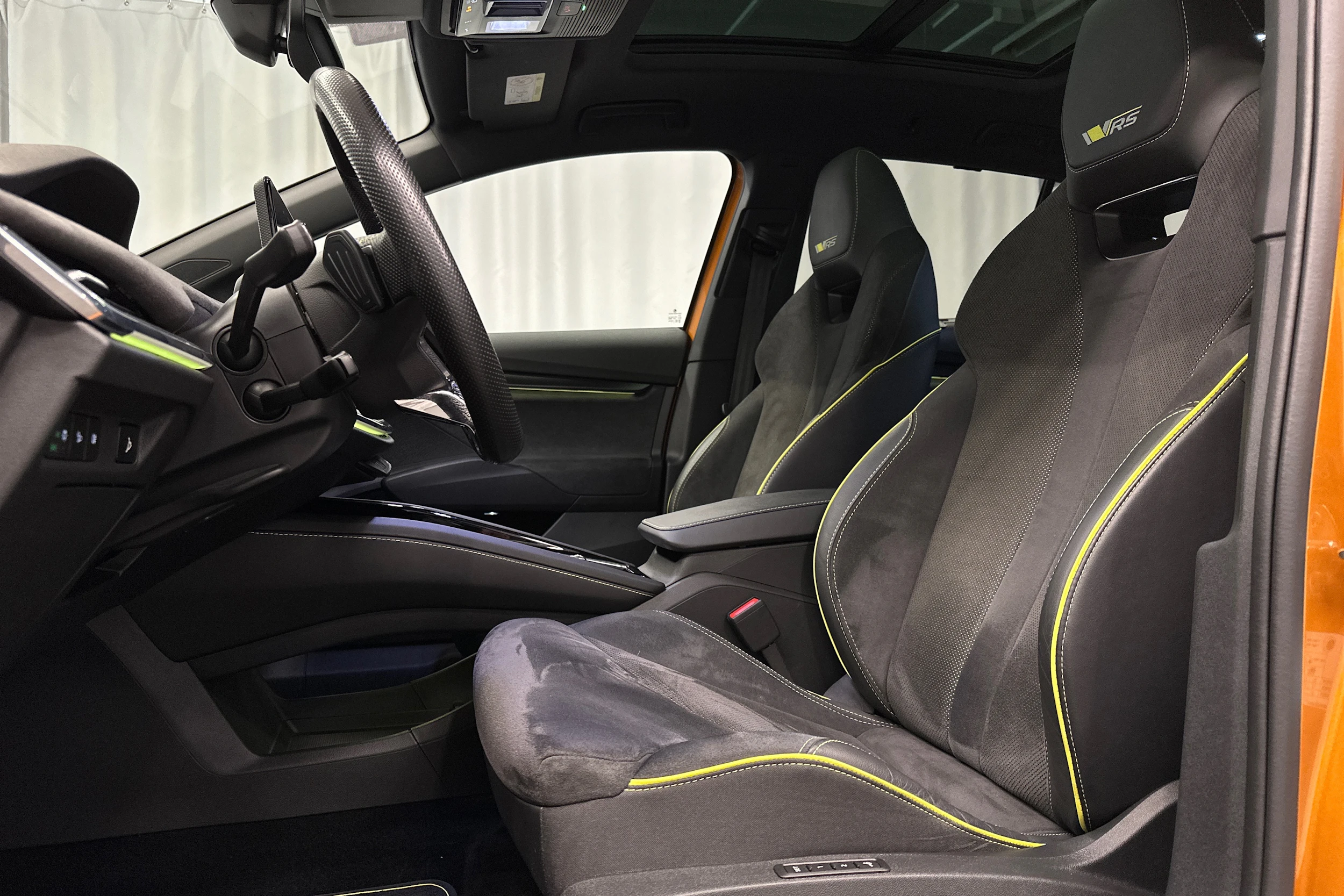 oranssi Skoda Enyaq 2023 kuva 28.