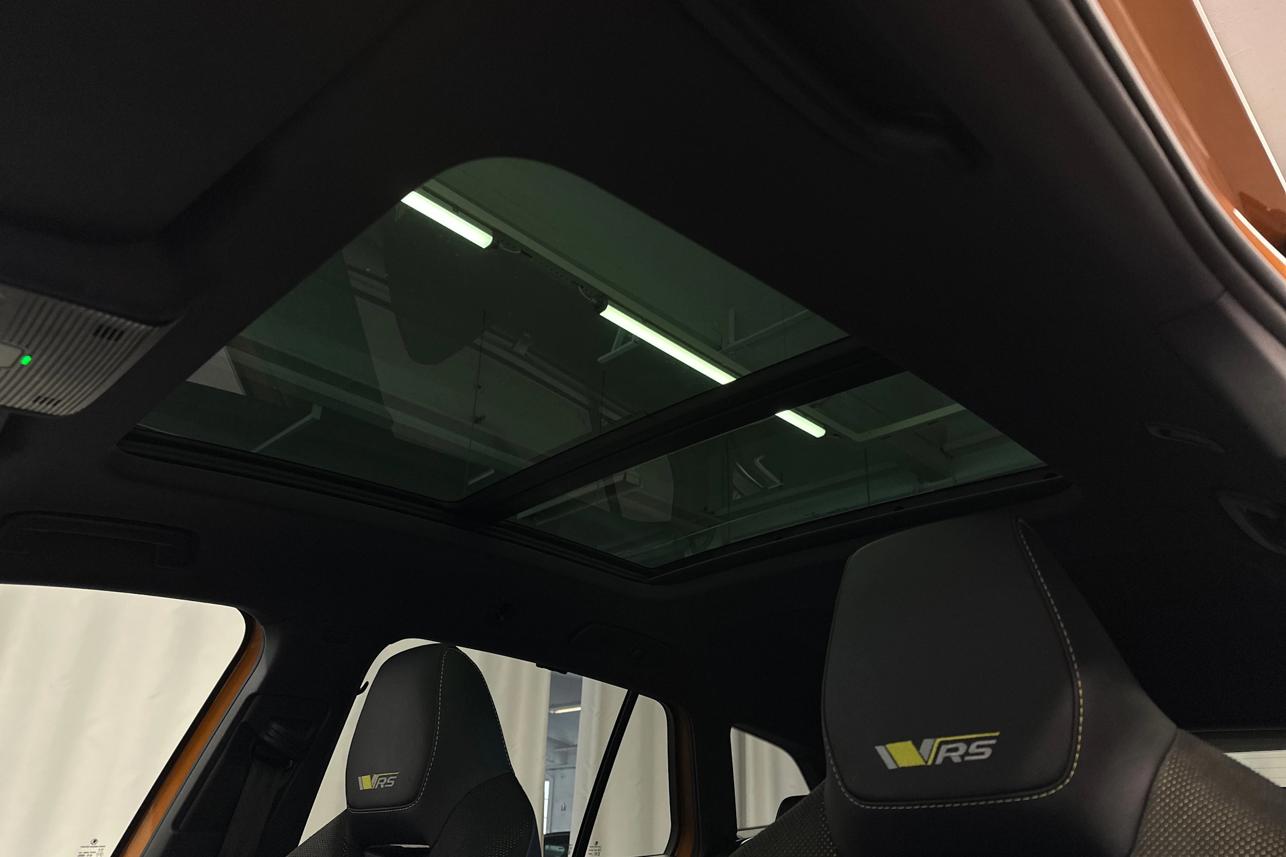 oranssi Skoda Enyaq 2023 kuva 30.