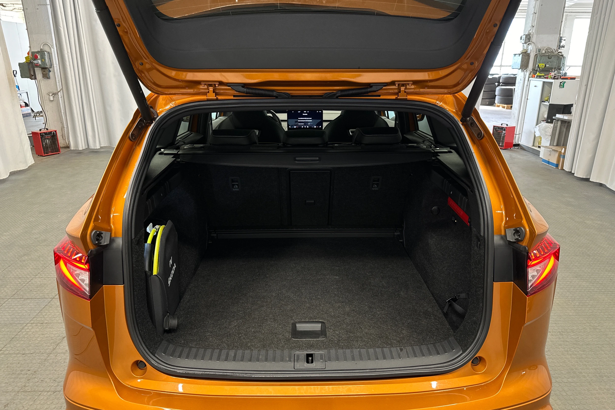 oranssi Skoda Enyaq 2023 kuva 32.
