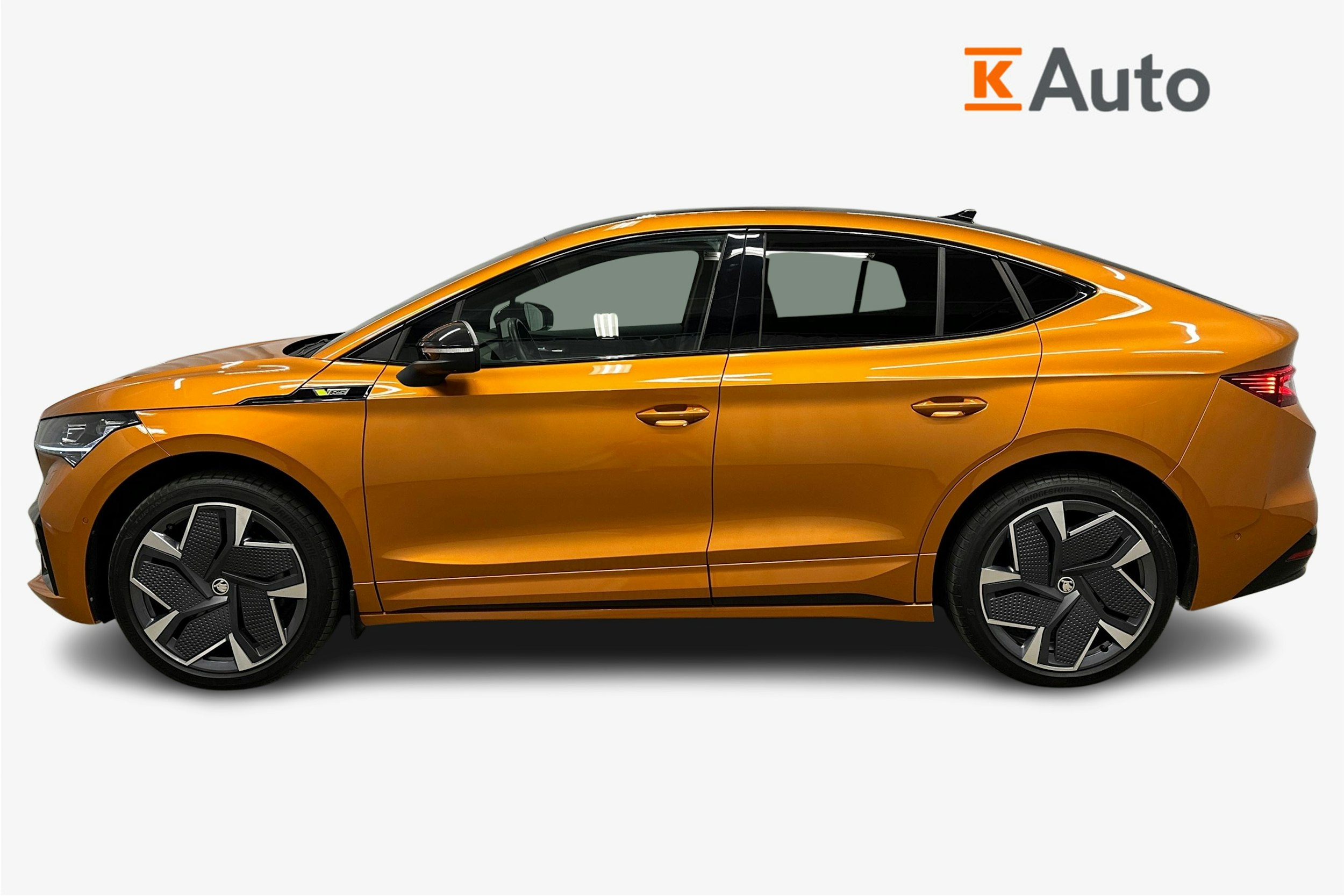 oranssi Skoda Enyaq 2024 kuva 6.