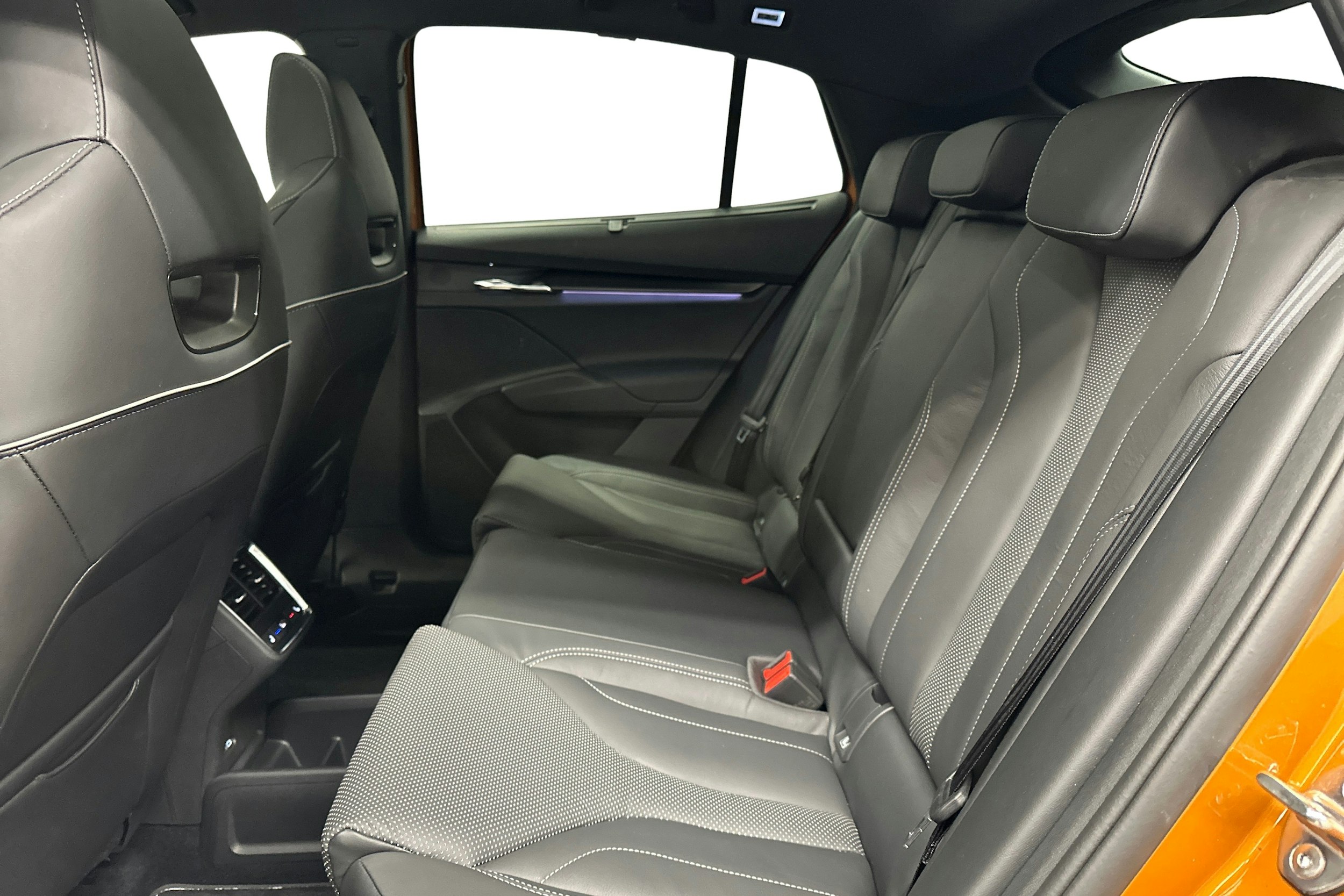 oranssi Skoda Enyaq 2024 kuva 10.